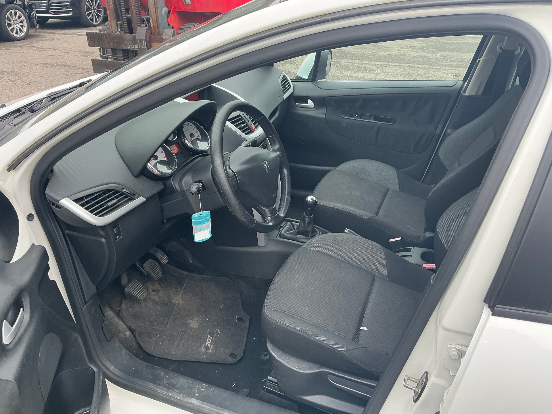 PEUGEOT 207 1.4 16V Swiss Edition-image-7