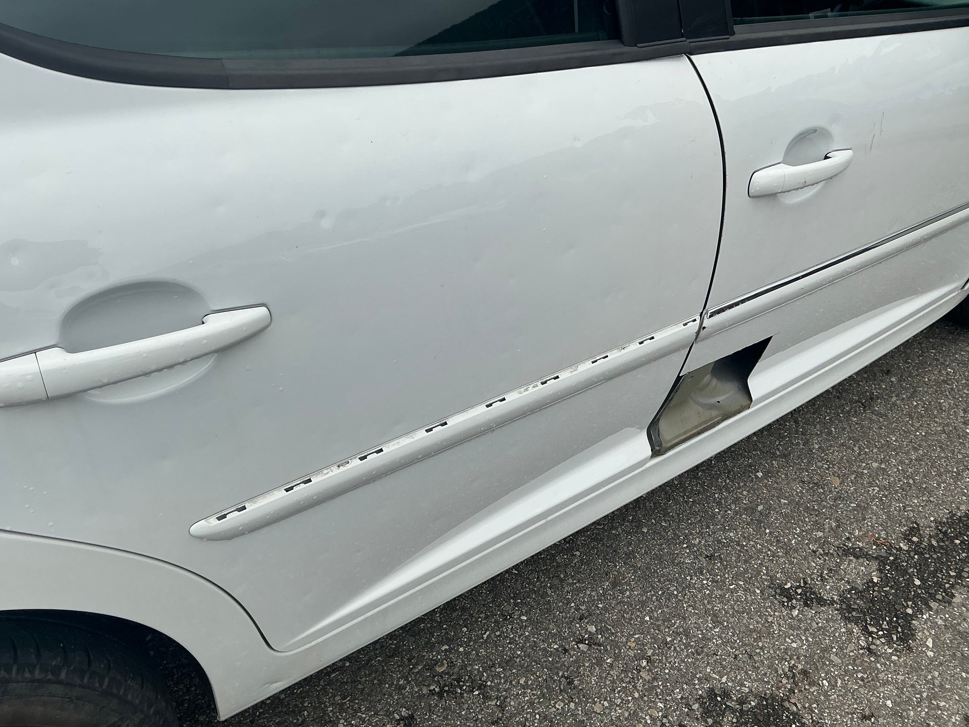 PEUGEOT 207 1.4 16V Swiss Edition-image-3