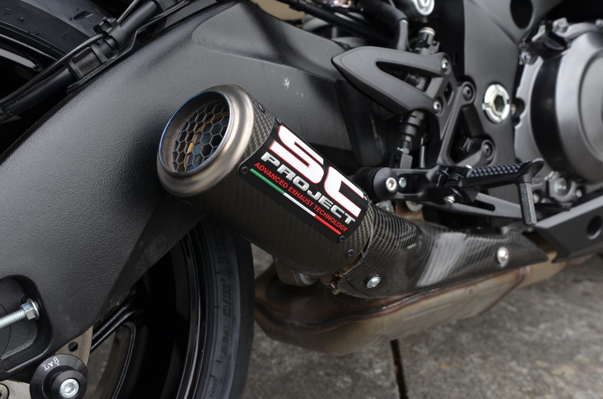 SUZUKI GSX-S 1000-showroom-element-1