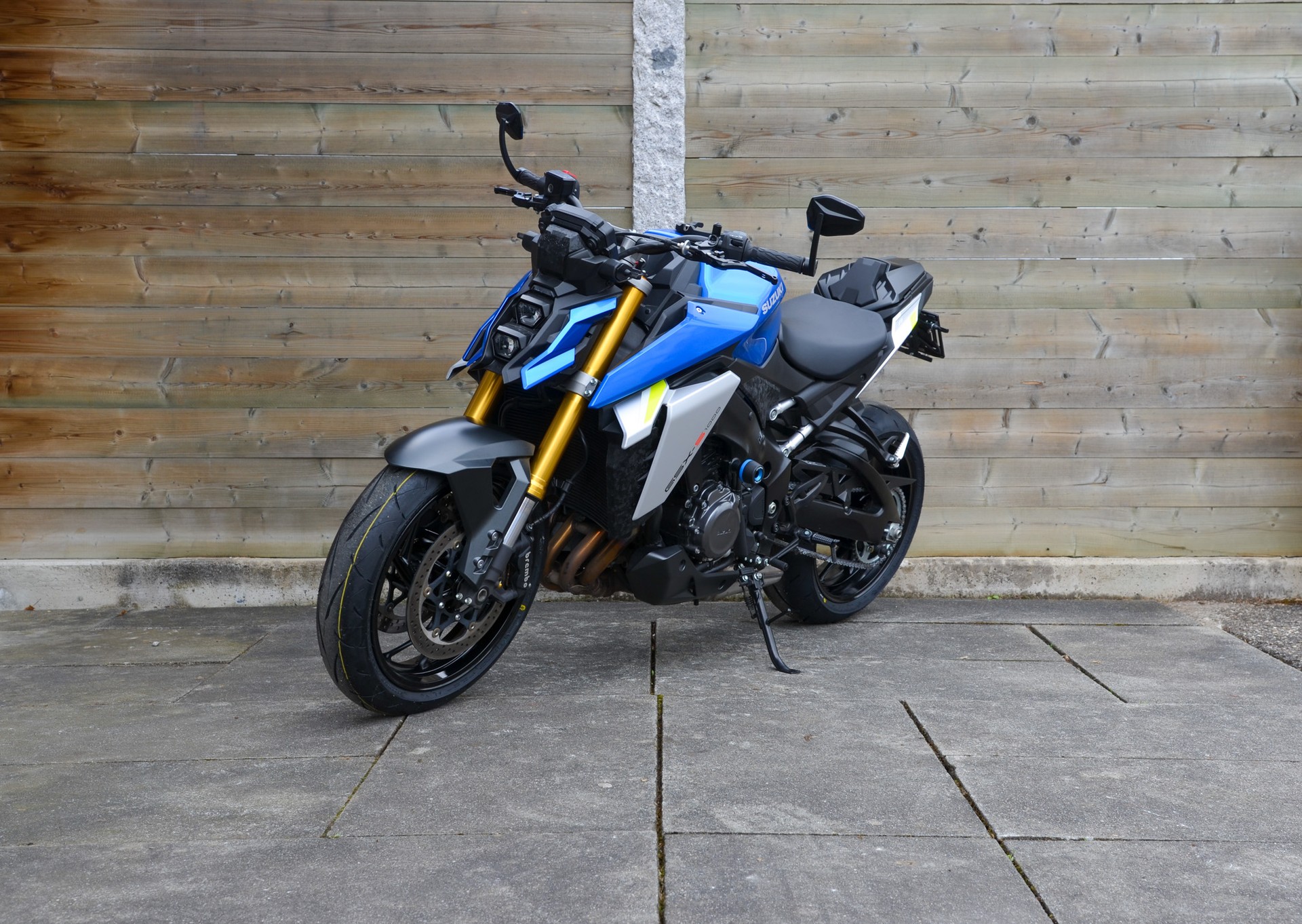 SUZUKI GSX-S 1000-showroom-element-1
