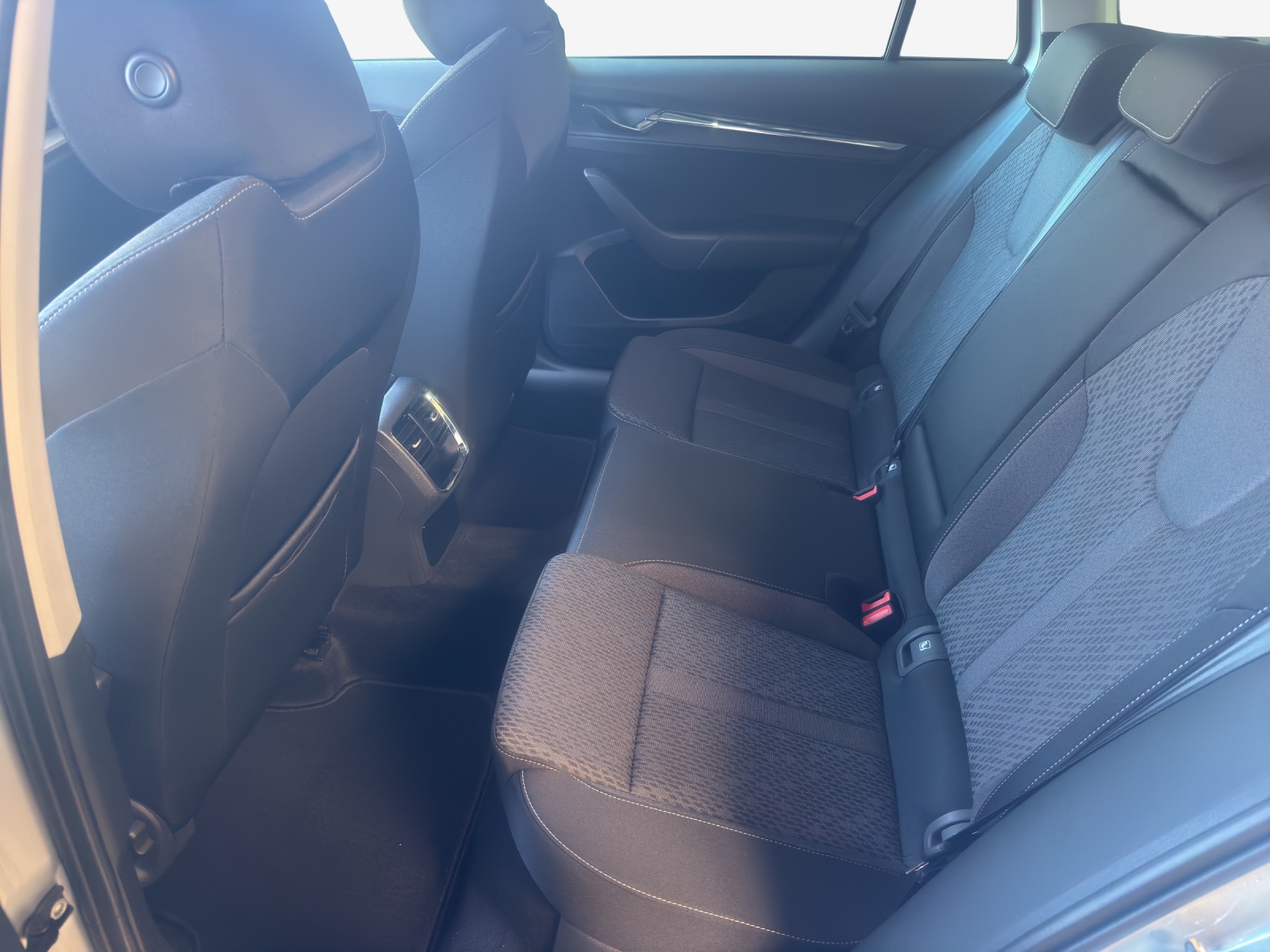 SKODA Octavia Combi 2.0 TDI DSG Style-image-11