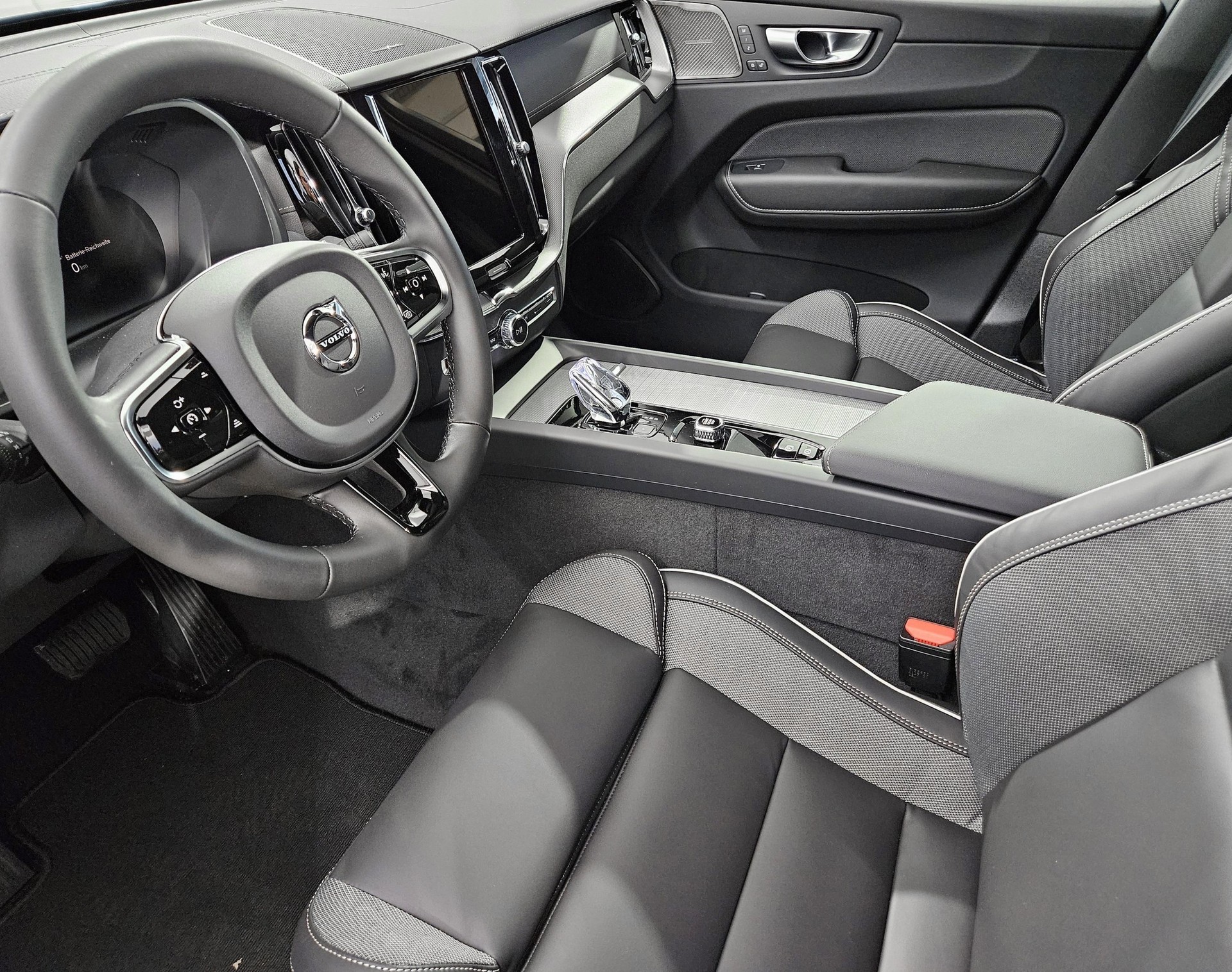 VOLVO XC60 2.0 T8 TE Black Edition eAWD-showroom-element-3