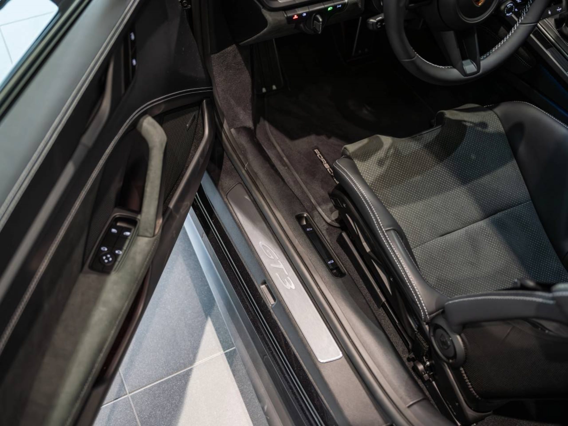 PORSCHE 911 GT3-image-16