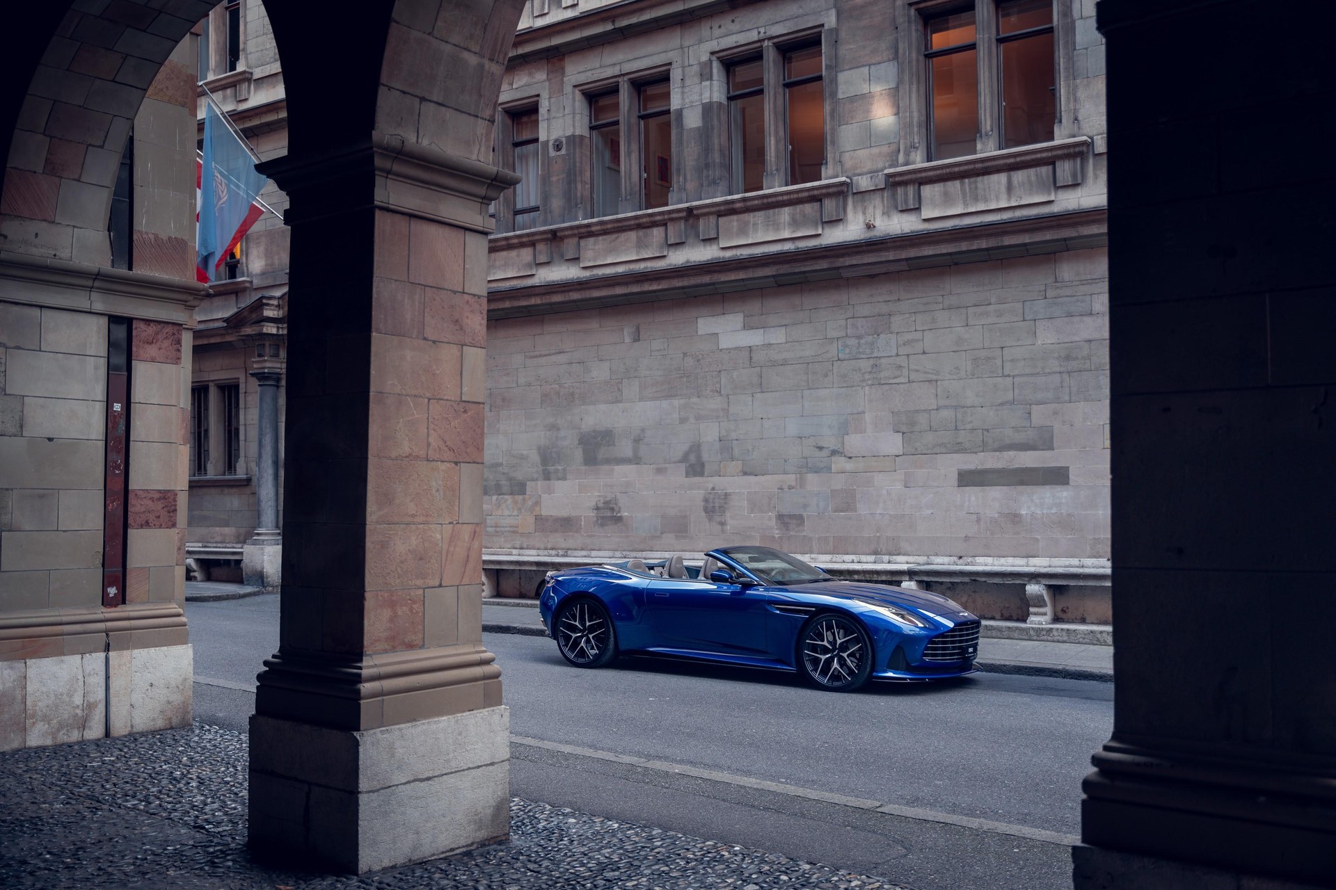 ASTON MARTIN DB12 Volante 4.0 V8 Bi-Turbo-image-11