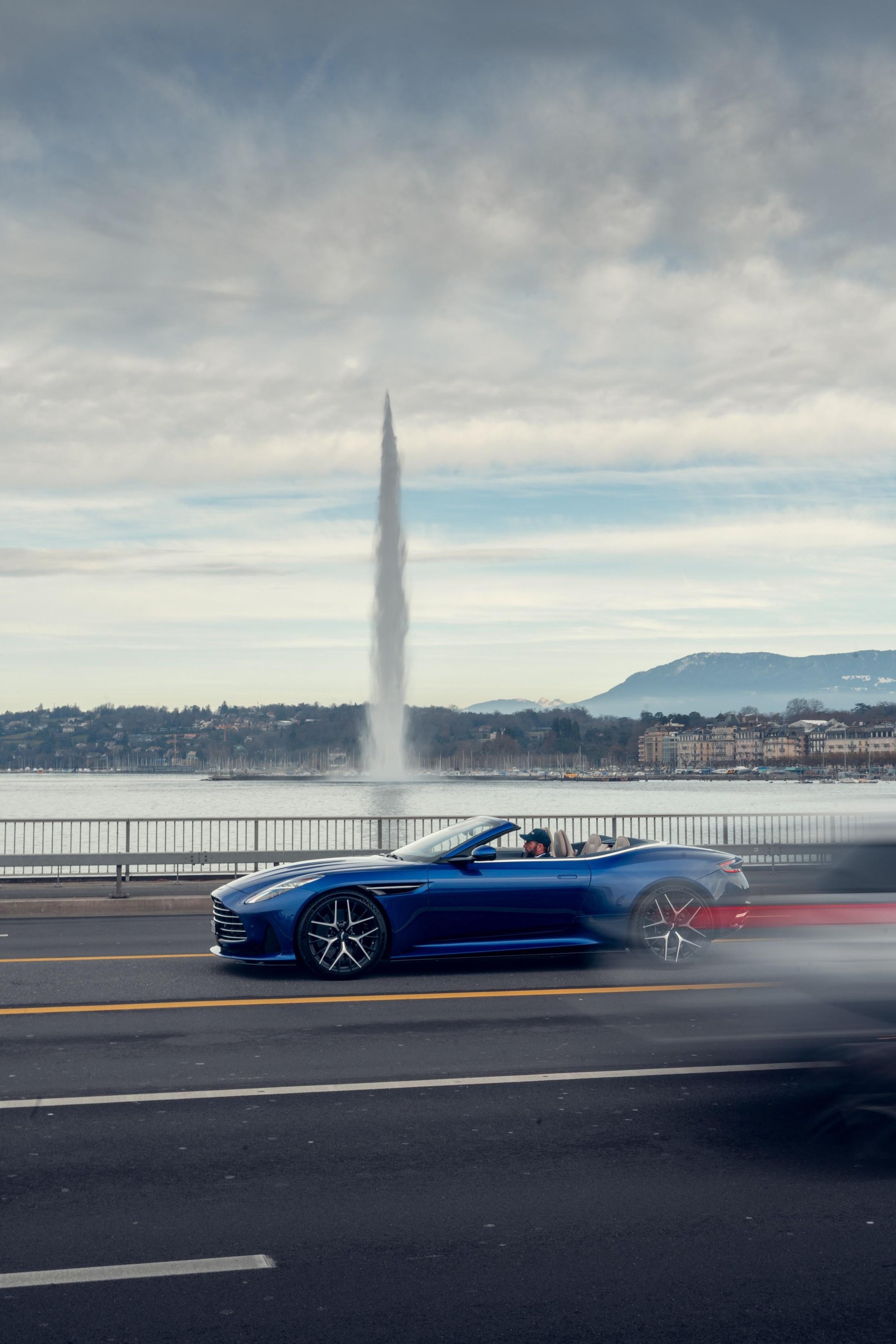 ASTON MARTIN DB12 Volante 4.0 V8 Bi-Turbo-image-14
