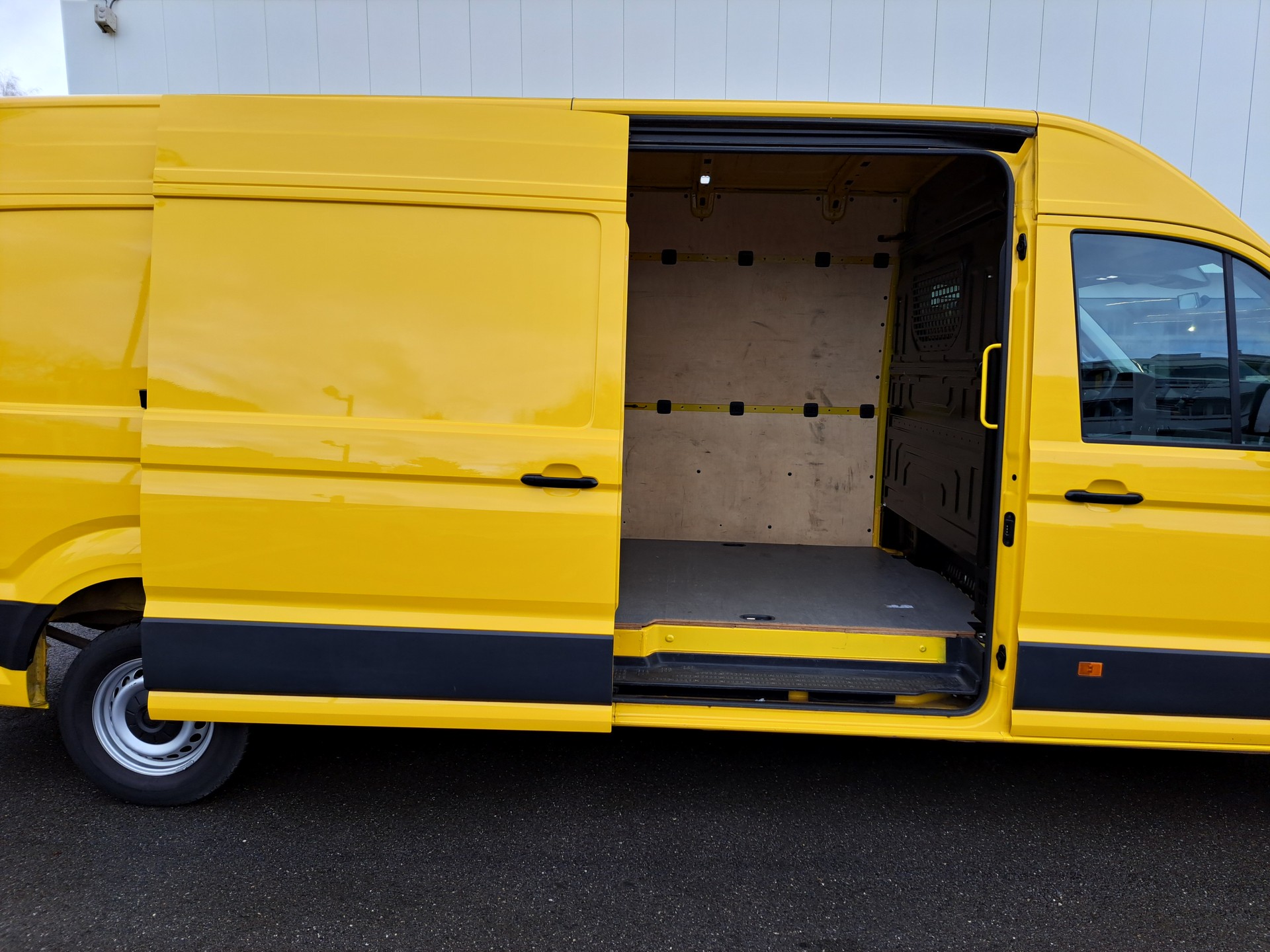 VW Crafter 35 2.0 TDI L4 4Motion-image-2