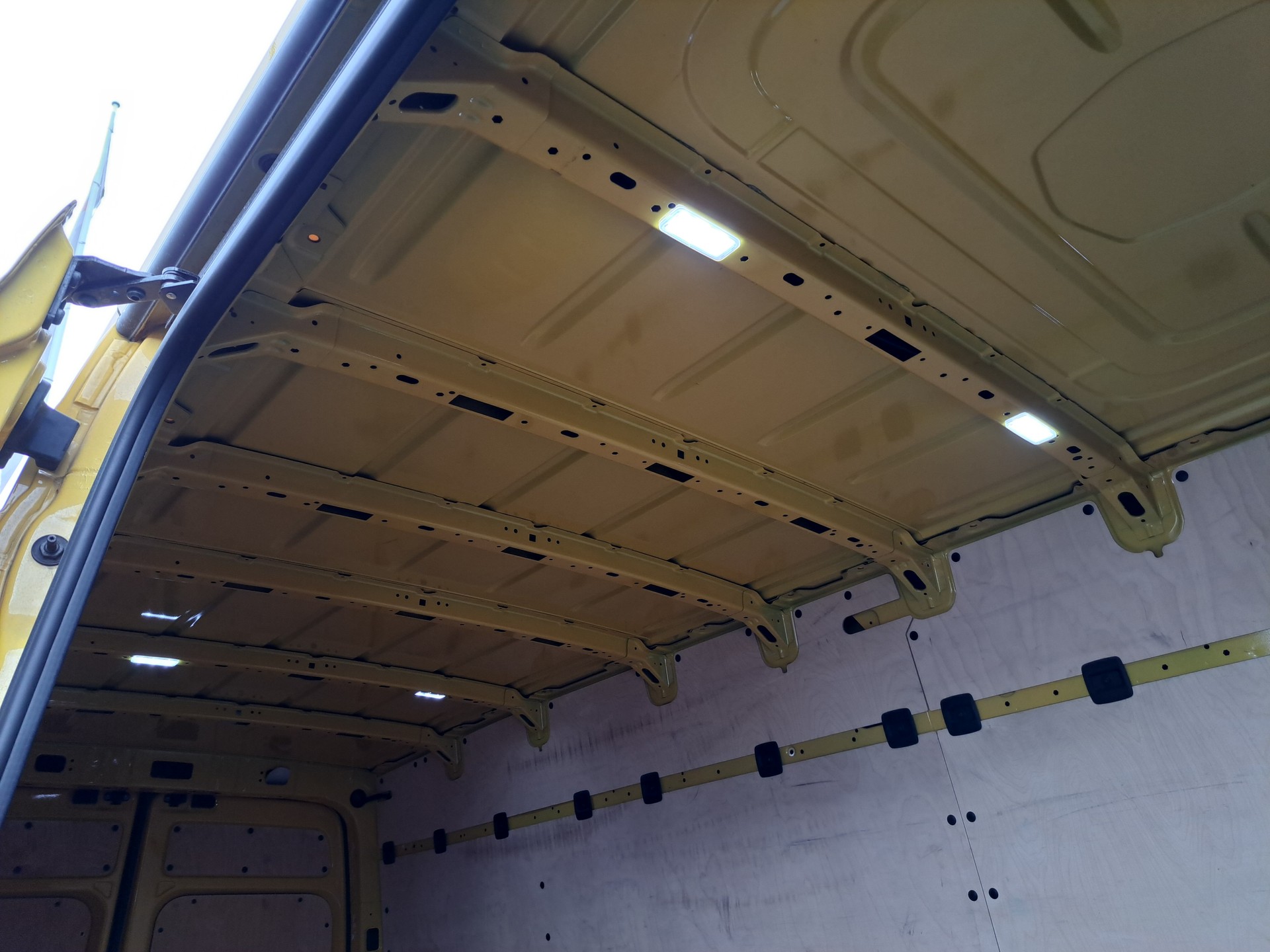 VW Crafter 35 2.0 TDI L4 4Motion-image-7