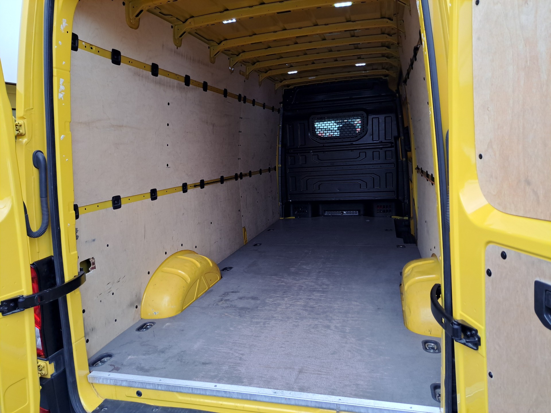 VW Crafter 35 2.0 TDI L4 4Motion-image-6