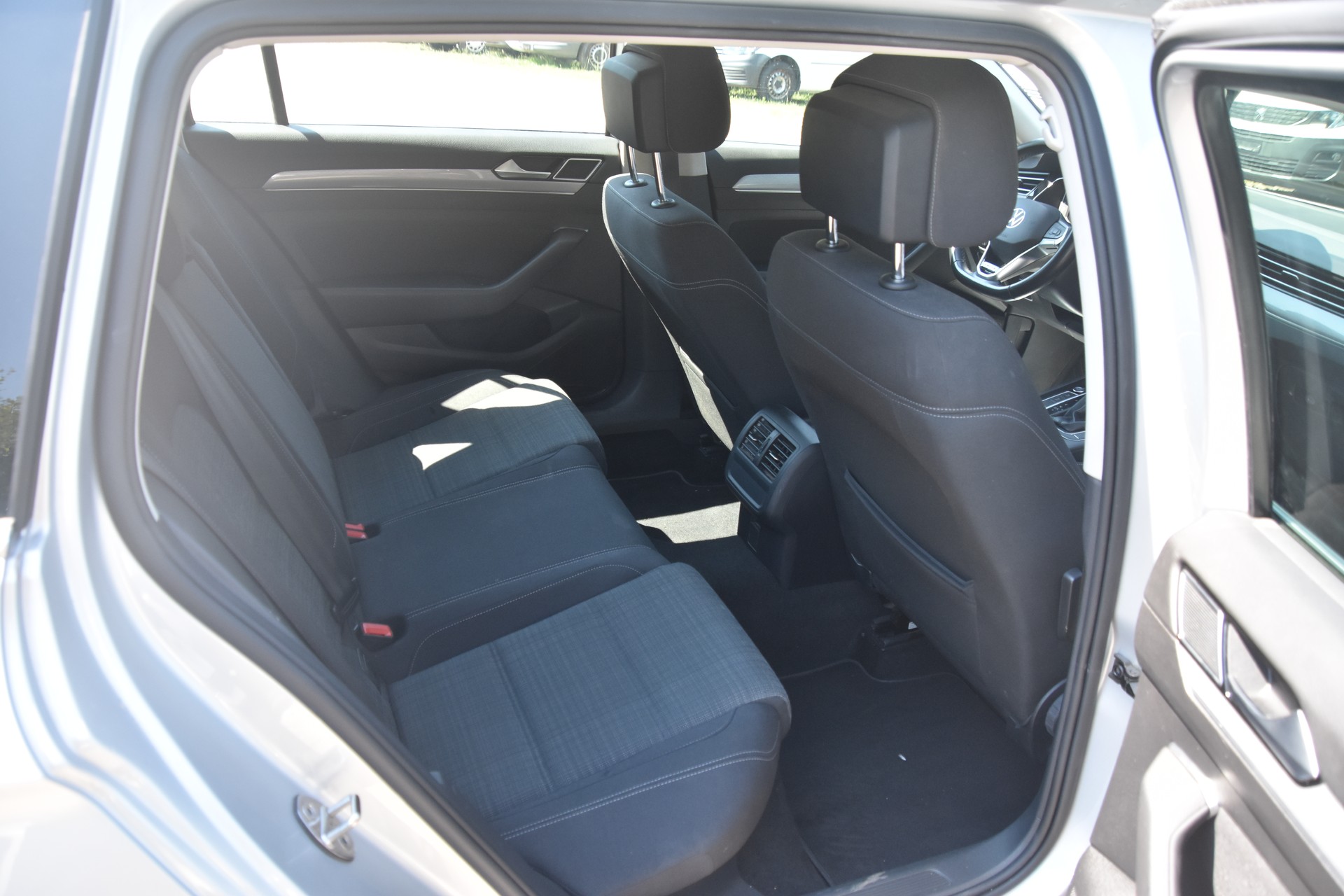 VW Passat 2.0 TDI BMT Business 4Motion DSG-image-11