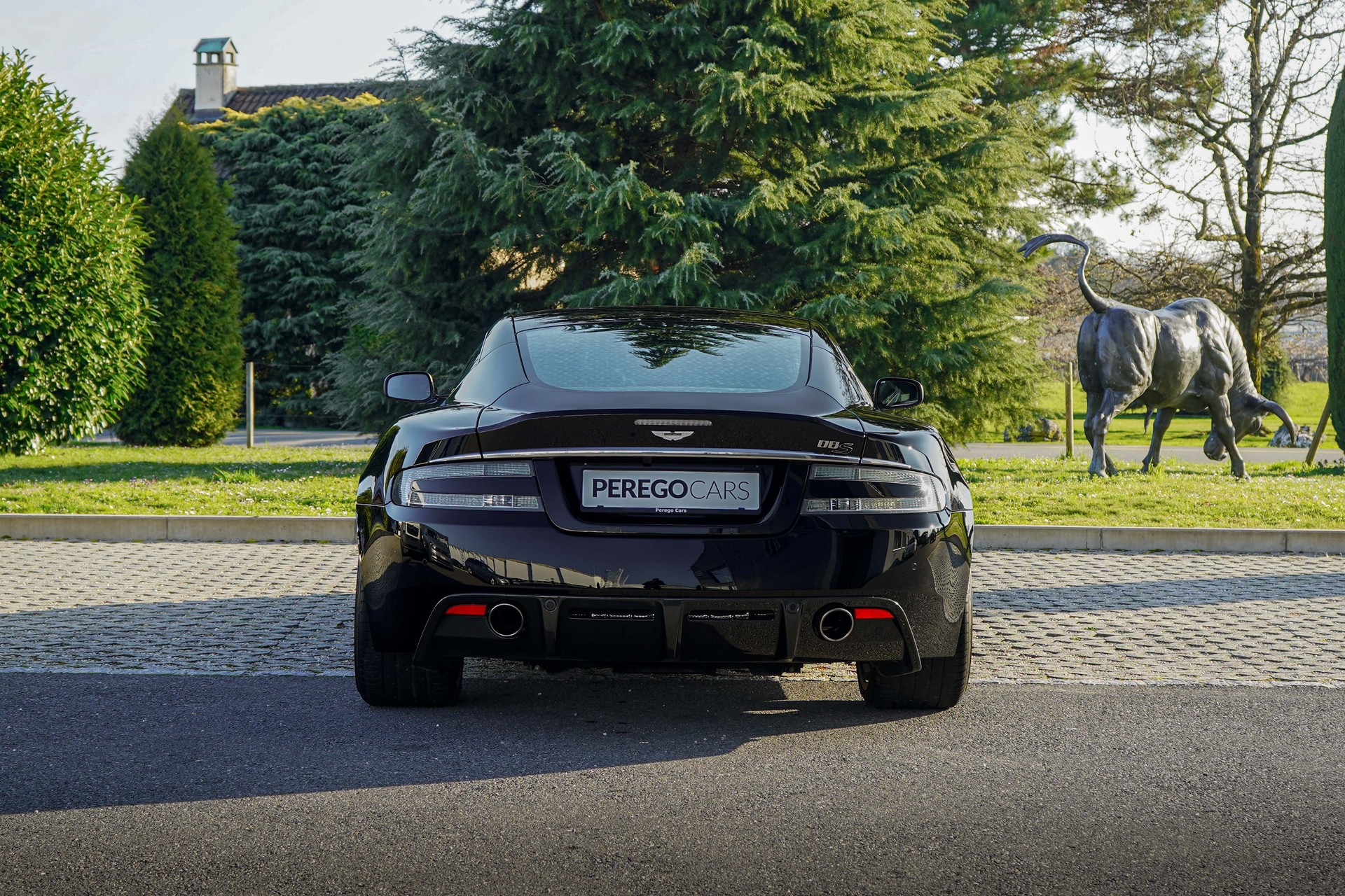 ASTON MARTIN DBS Coupé-image-5
