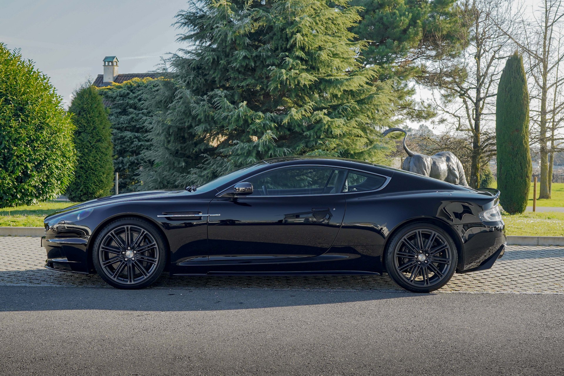 ASTON MARTIN DBS Coupé-image-3