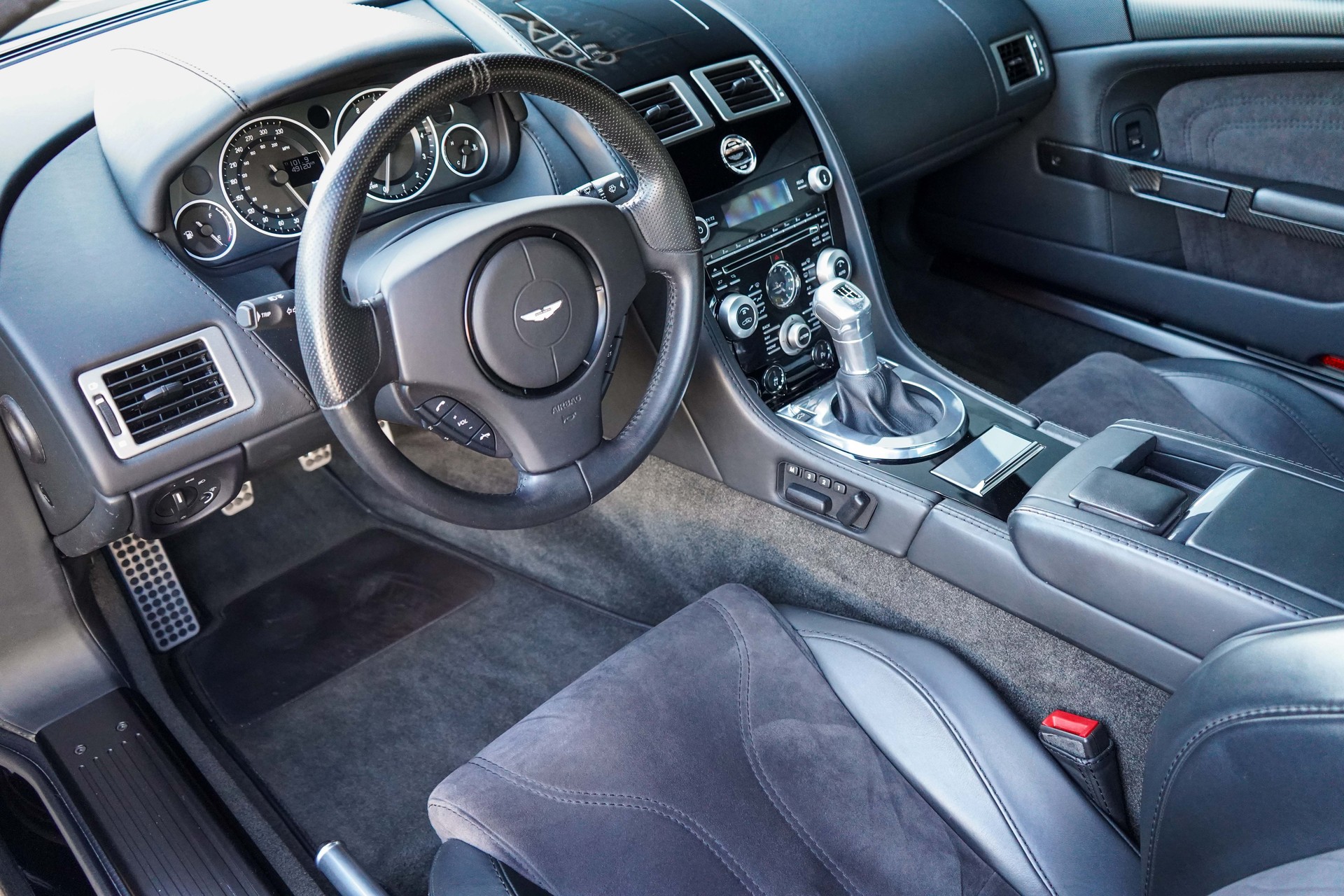 ASTON MARTIN DBS Coupé-image-7
