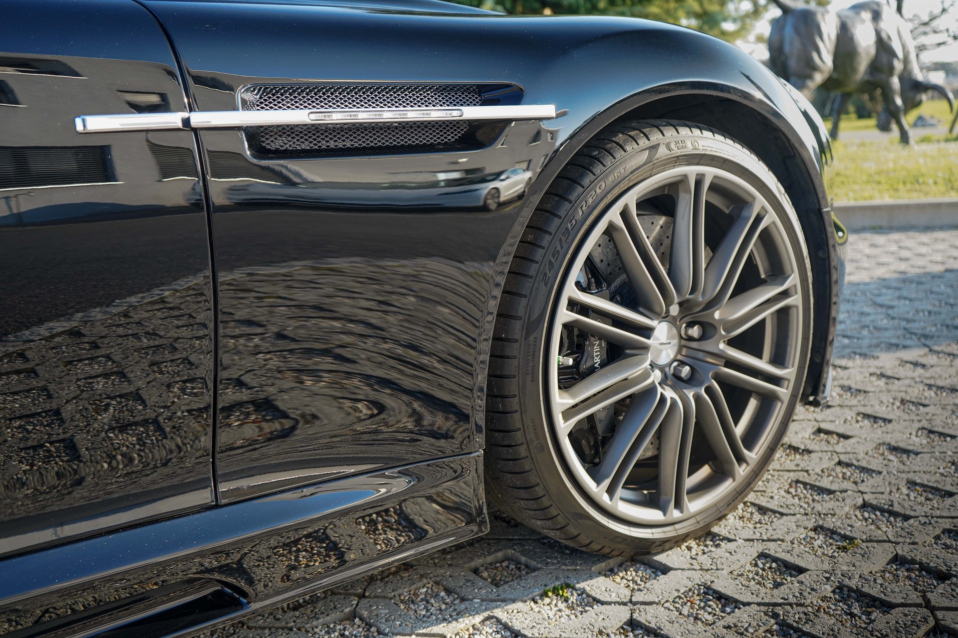 ASTON MARTIN DBS Coupé-image-6