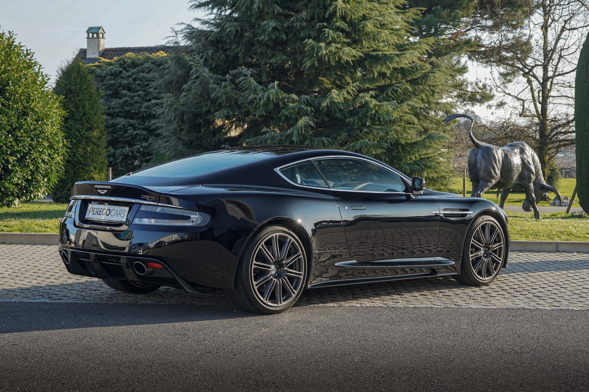 ASTON MARTIN DBS Coupé-image-4