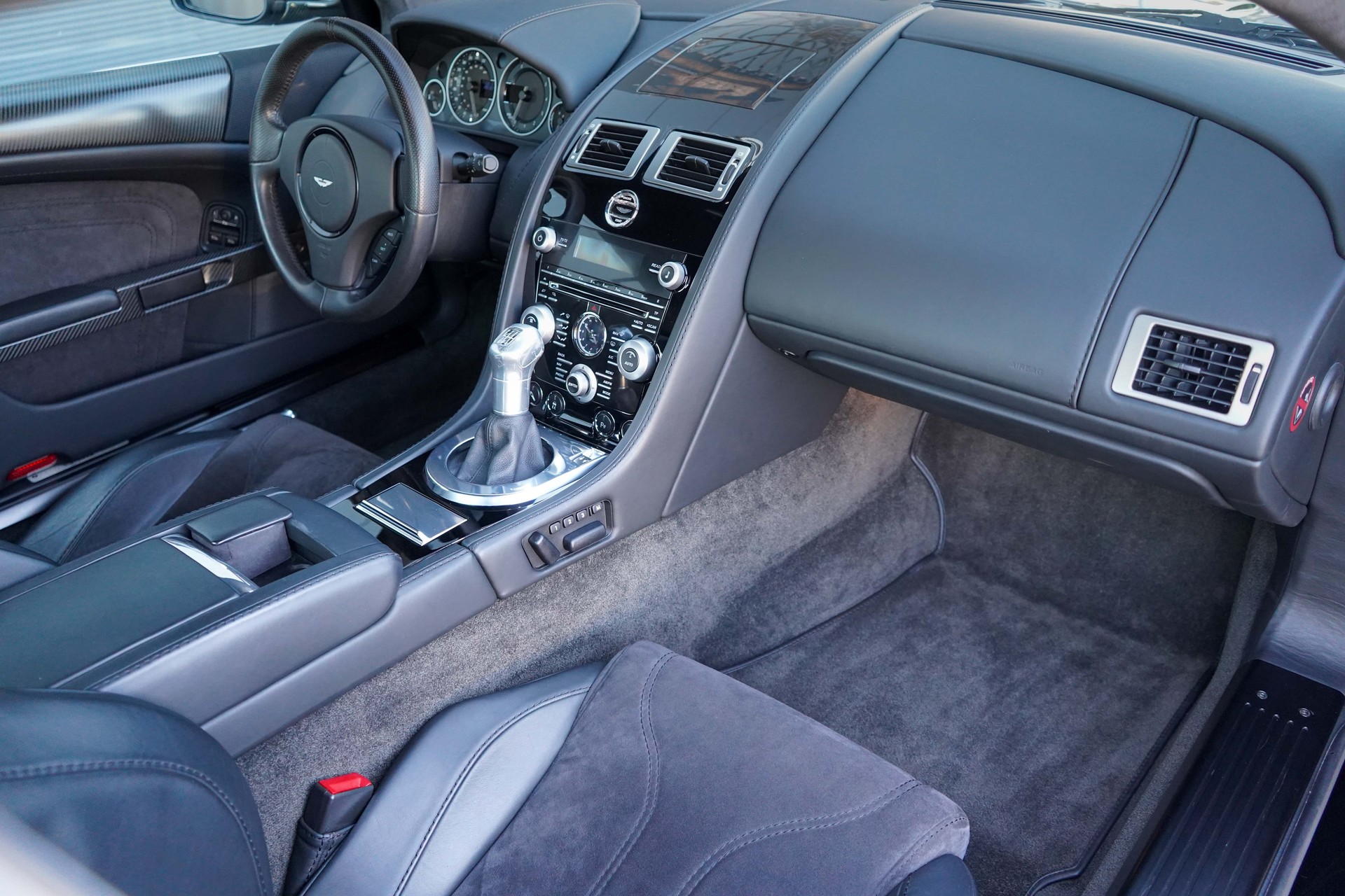 ASTON MARTIN DBS Coupé-image-8