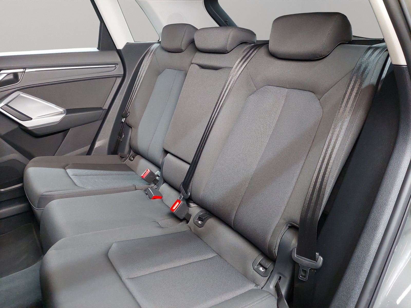 AUDI Q3 35 TFSI Attraction S-tronic-image-7