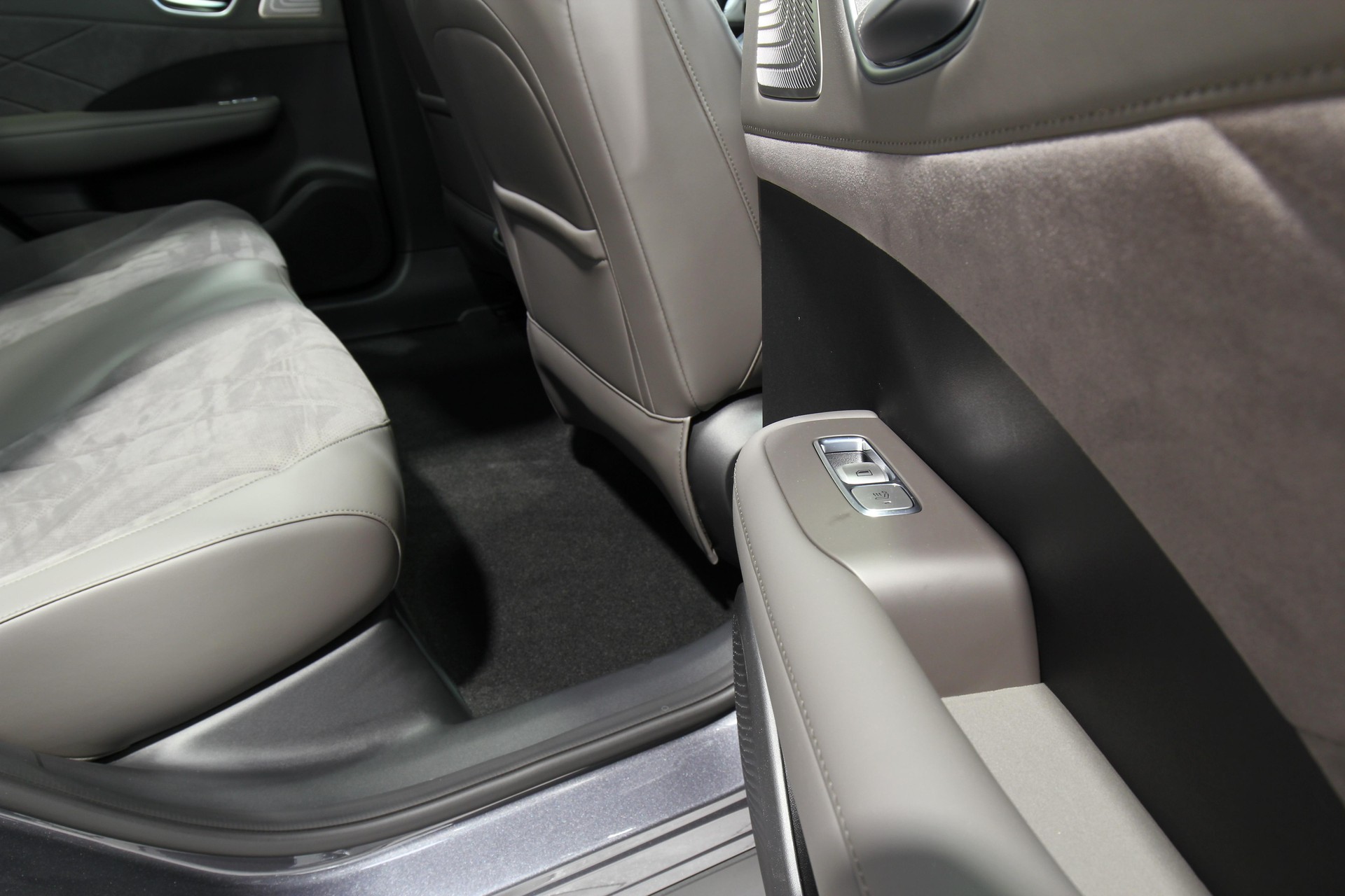 MG S6 EV 77 kWh Luxury 4WD-image-12