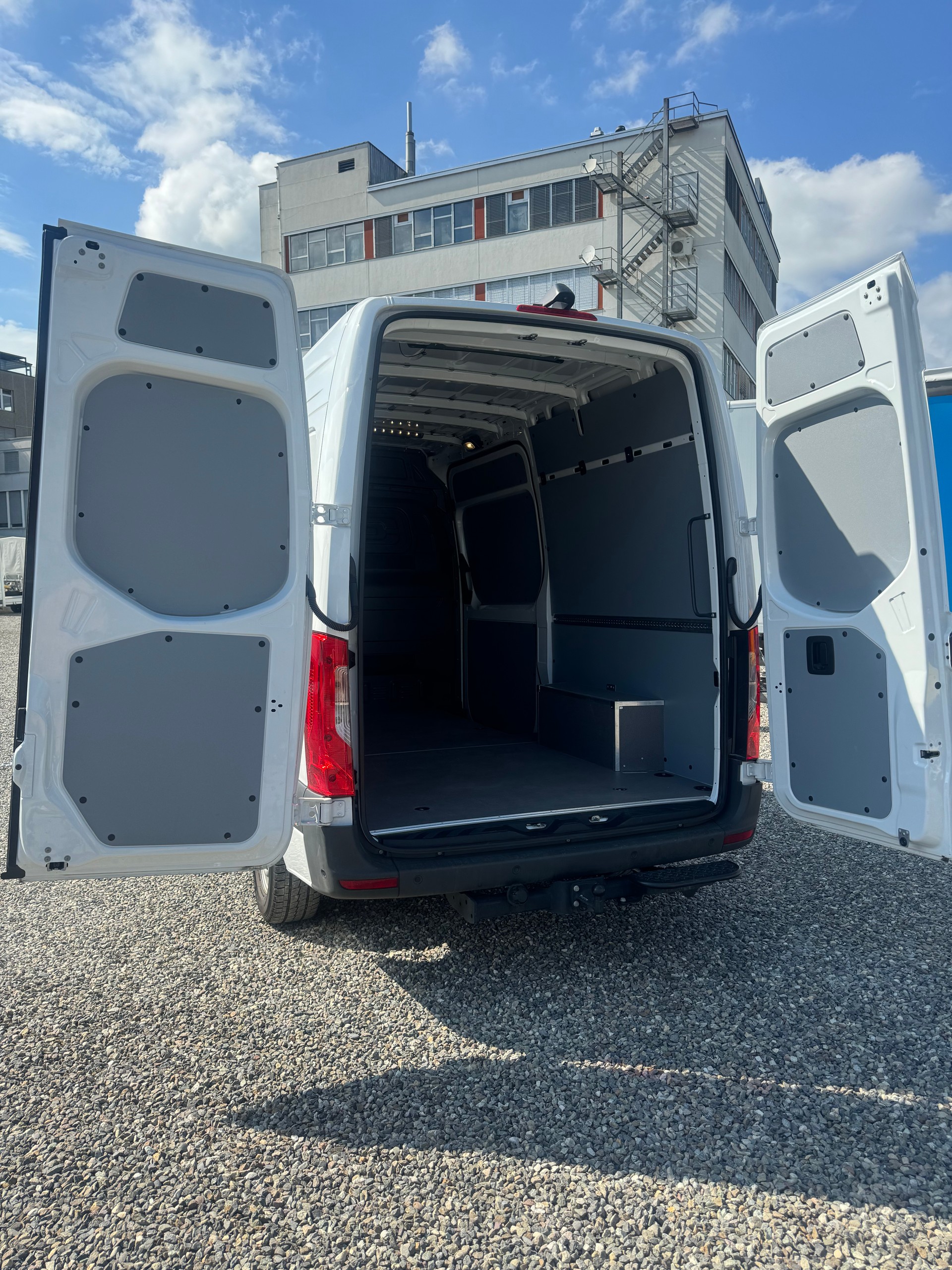 MERCEDES-BENZ Sprinter 317 CDI Standard L2H2 9G-TRONIC Facelift Modell 2025-image-3