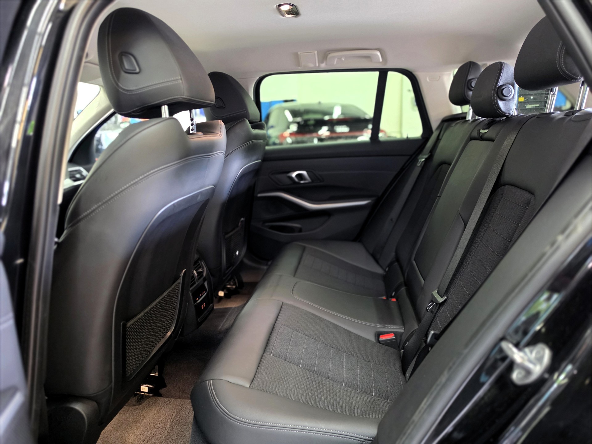 BMW 318d 48V Touring Steptronic-image-12