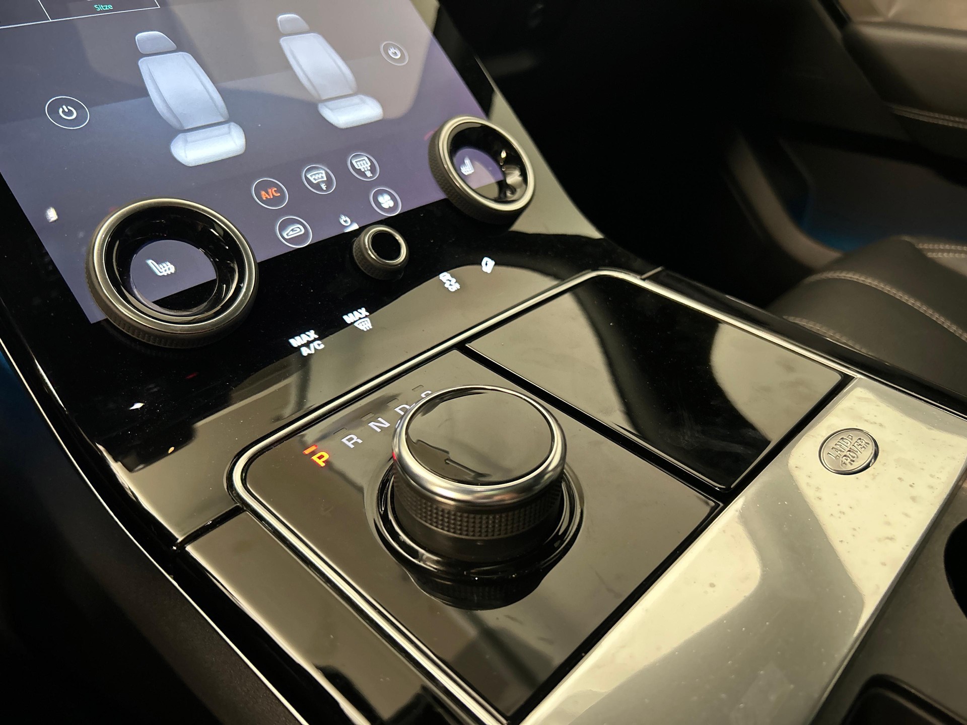LAND ROVER Range Rover Velar 3.0 D 300 R-Dynamic S-image-14