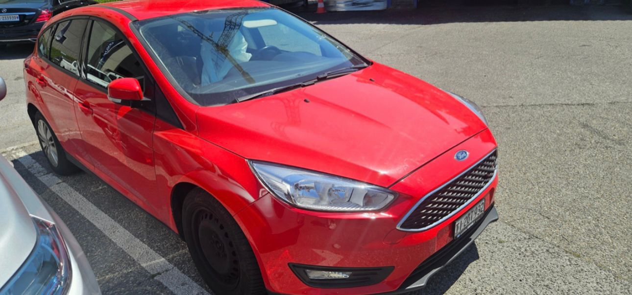 FORD Focus 1.0 SCTi Red Edition-image-1