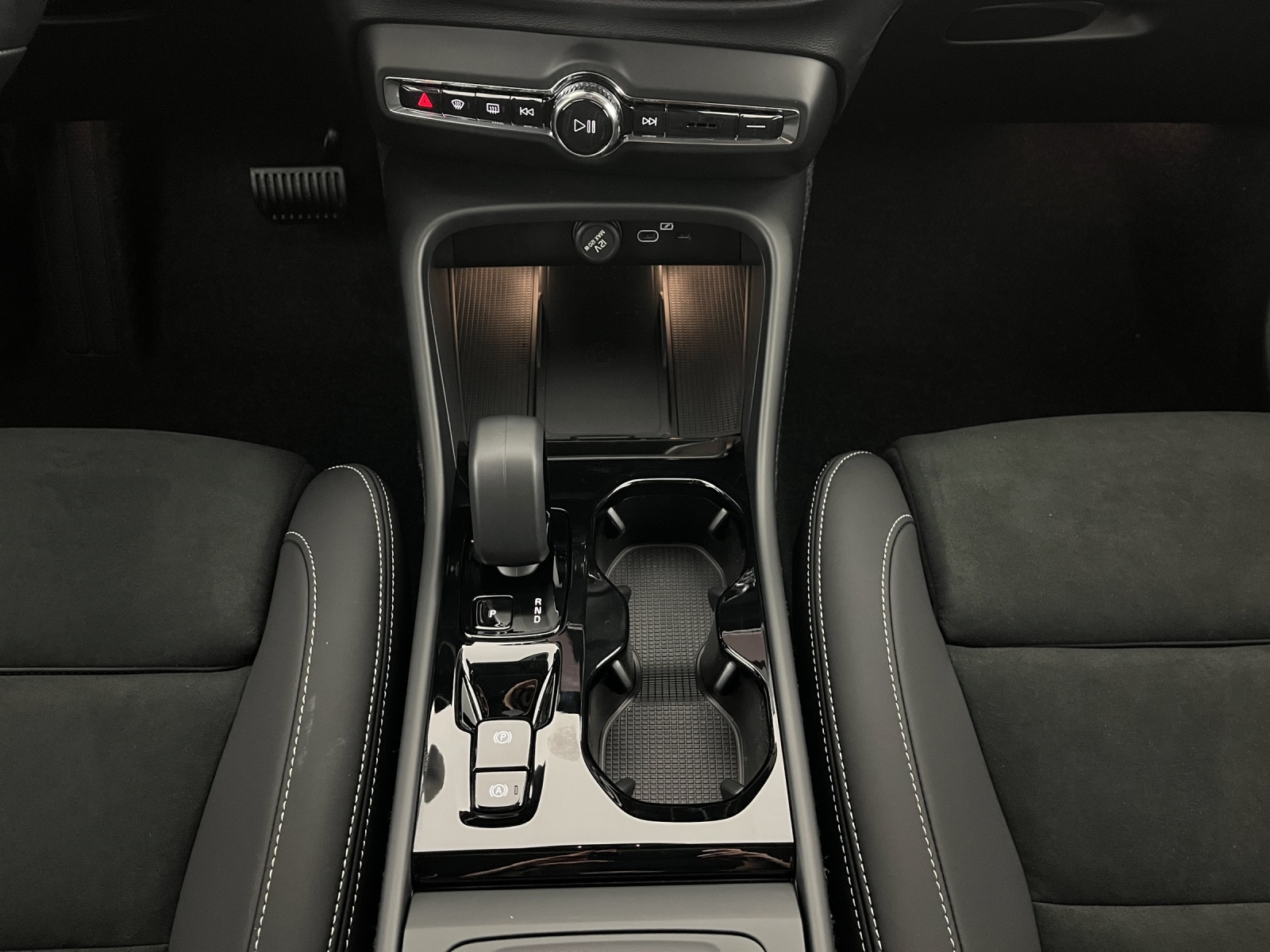 VOLVO XC40 2.0 B3 MH Plus Dark-image-10