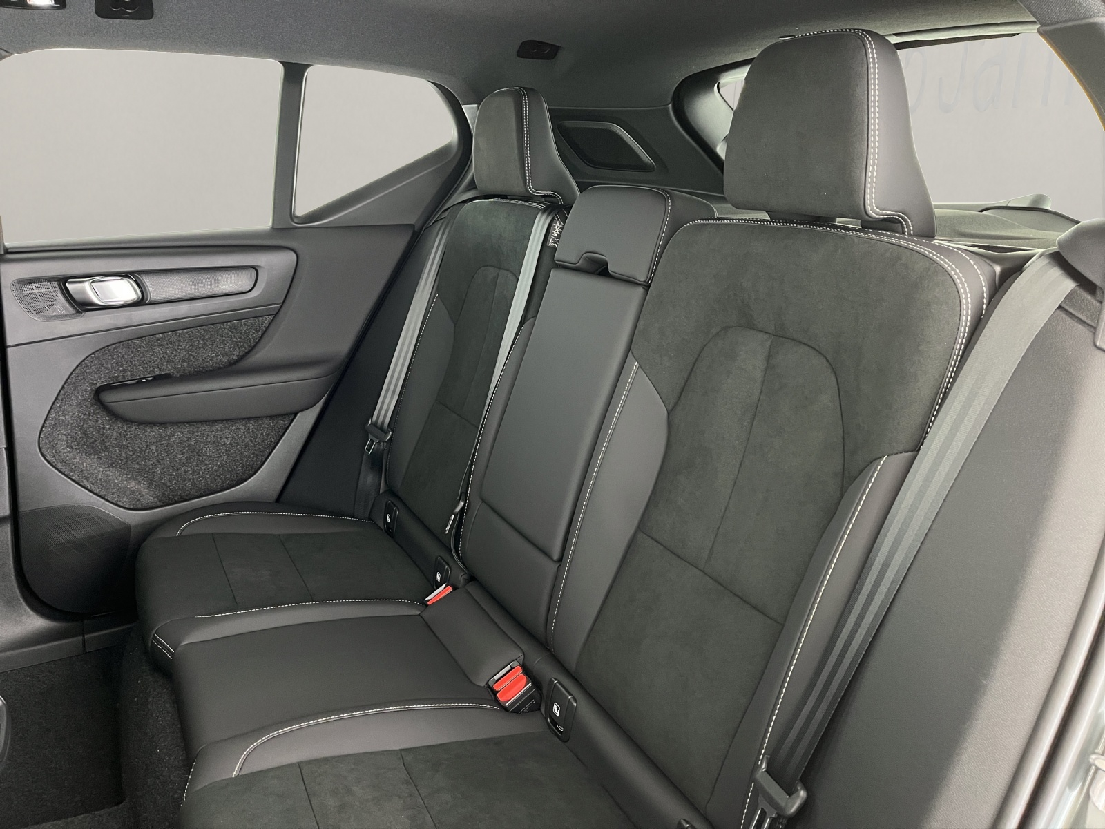 VOLVO XC40 2.0 B3 MH Plus Dark-image-14