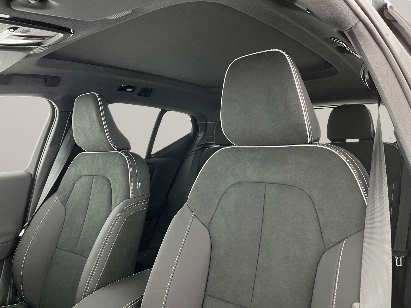 VOLVO XC40 2.0 B3 MH Plus Dark-image-13