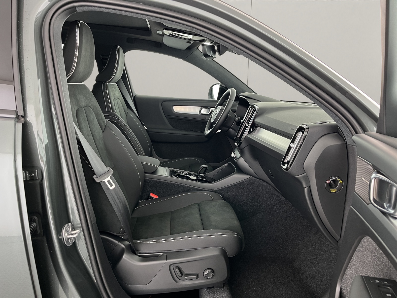 VOLVO XC40 2.0 B3 MH Plus Dark-image-12