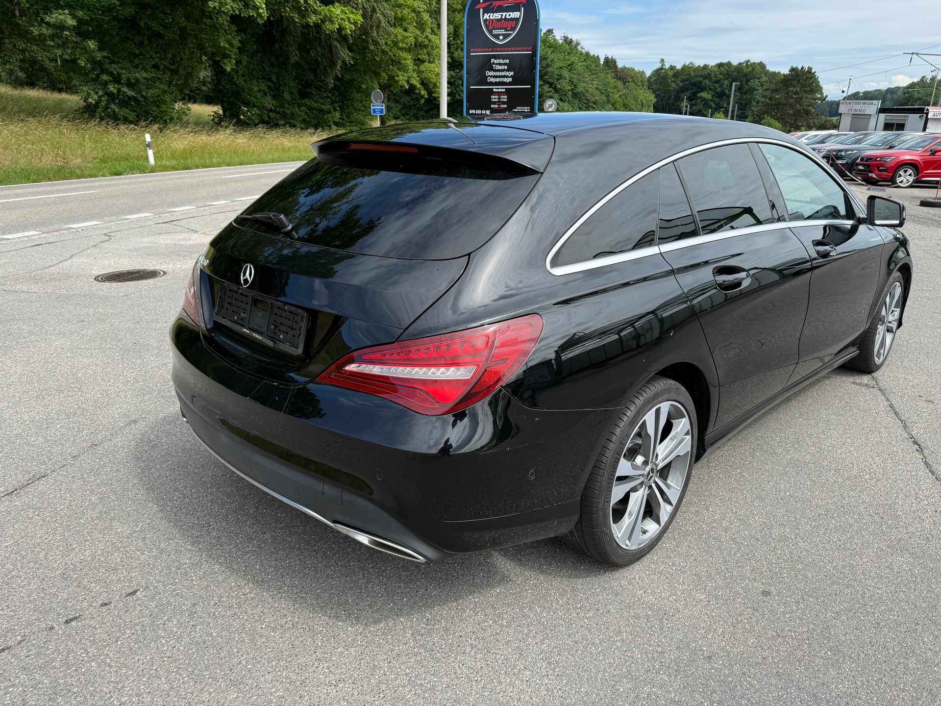 MERCEDES-BENZ CLA Shooting Brake 180 AMG Line 7G-DCT-image-2