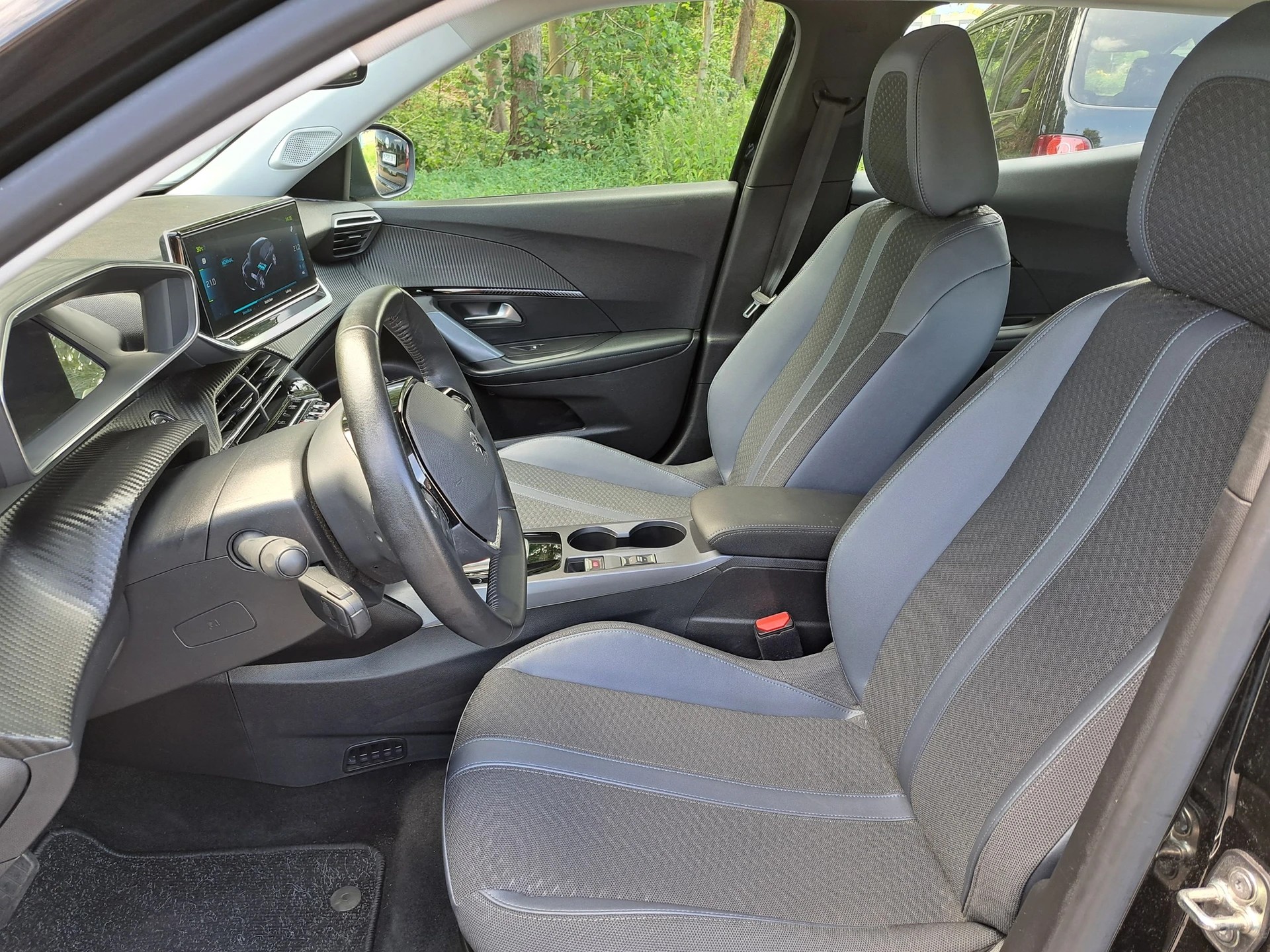 PEUGEOT 2008 e Allure-image-12