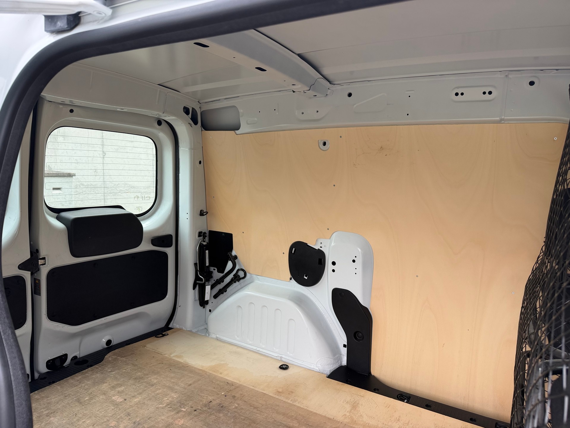 DACIA Dokker Van SCe 100 S&S Essential Verblecht-image-11