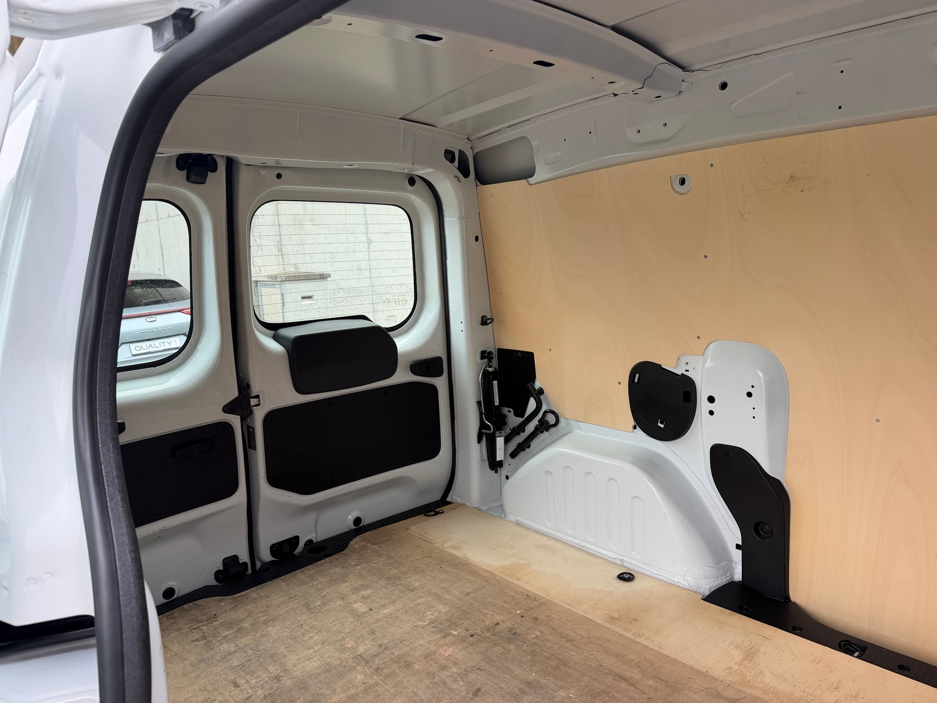 DACIA Dokker Van SCe 100 S&S Essential Verblecht-image-12