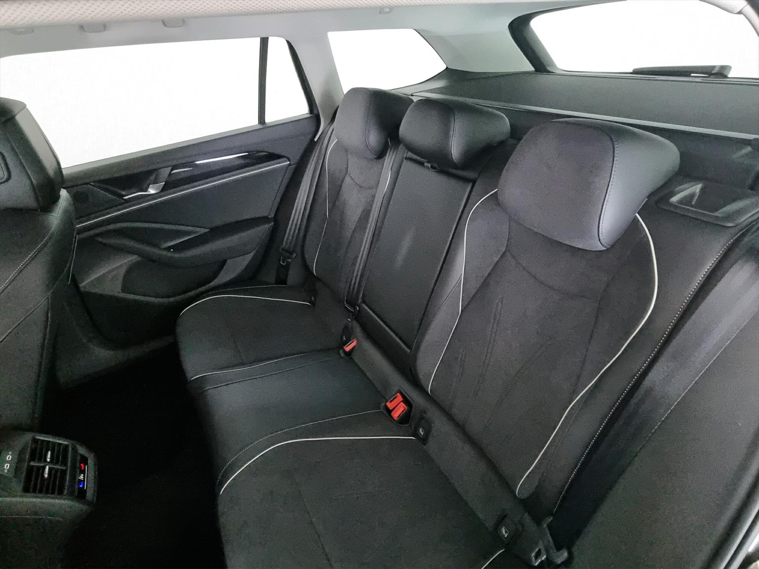 VW Passat Variant 1.5 TSI evo2 PHEV Business-image-6
