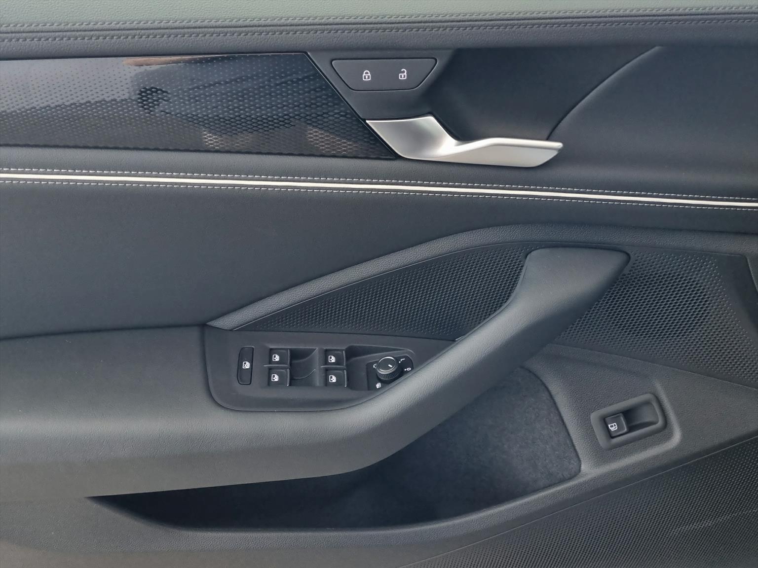 VW Passat Variant 1.5 TSI evo2 PHEV Business-image-11