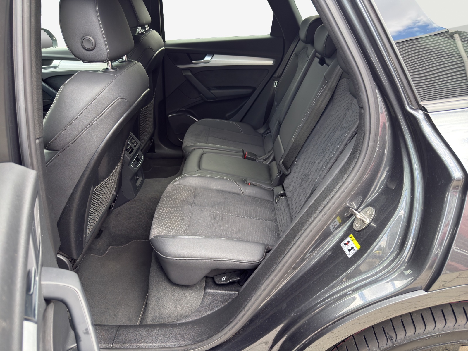 AUDI Q5 40 TDI Black Edition quattro S-tronic-image-11