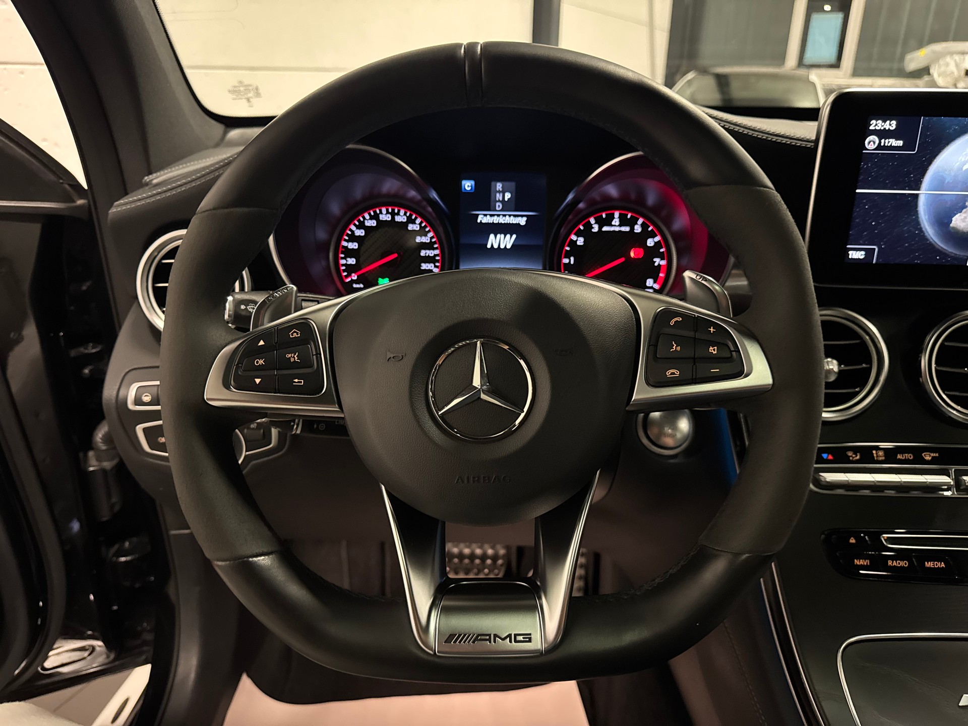 MERCEDES-BENZ GLC 63 S AMG 4Matic+ 9G-Tronic-image-24