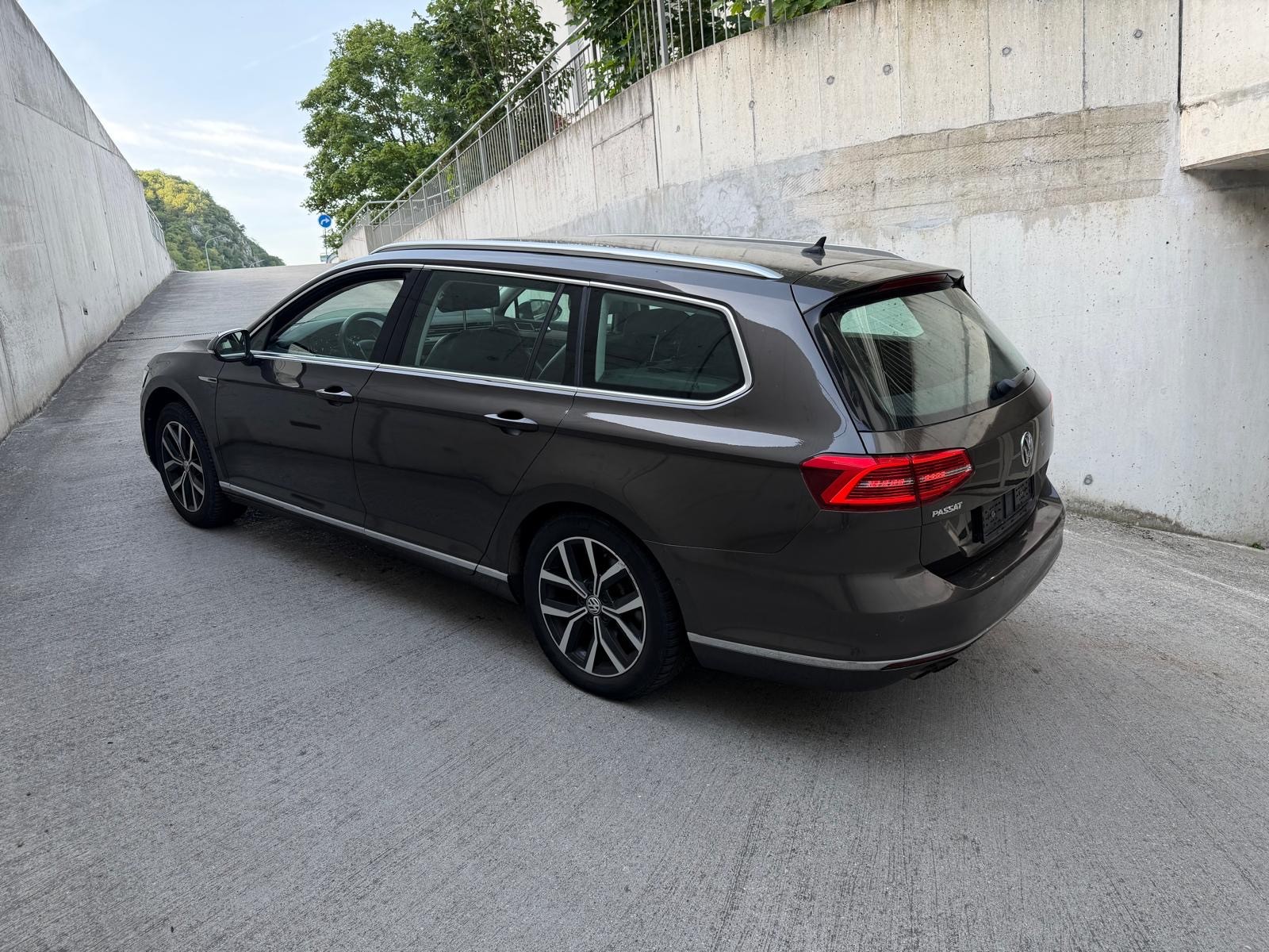 VW Passat Variant 2.0 TDI BMT Highline DSG 4Motion-image-3