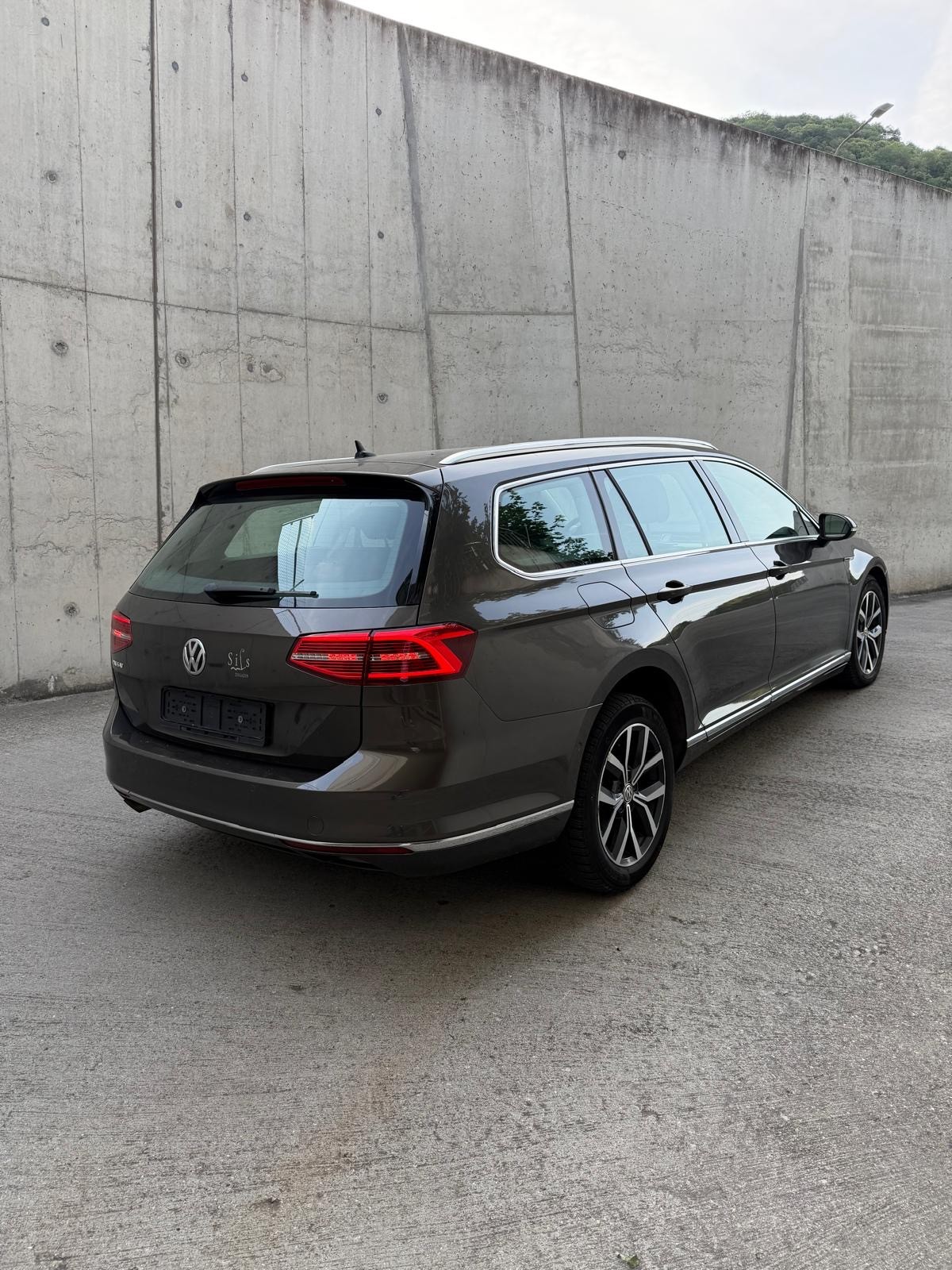 VW Passat Variant 2.0 TDI BMT Highline DSG 4Motion-image-4
