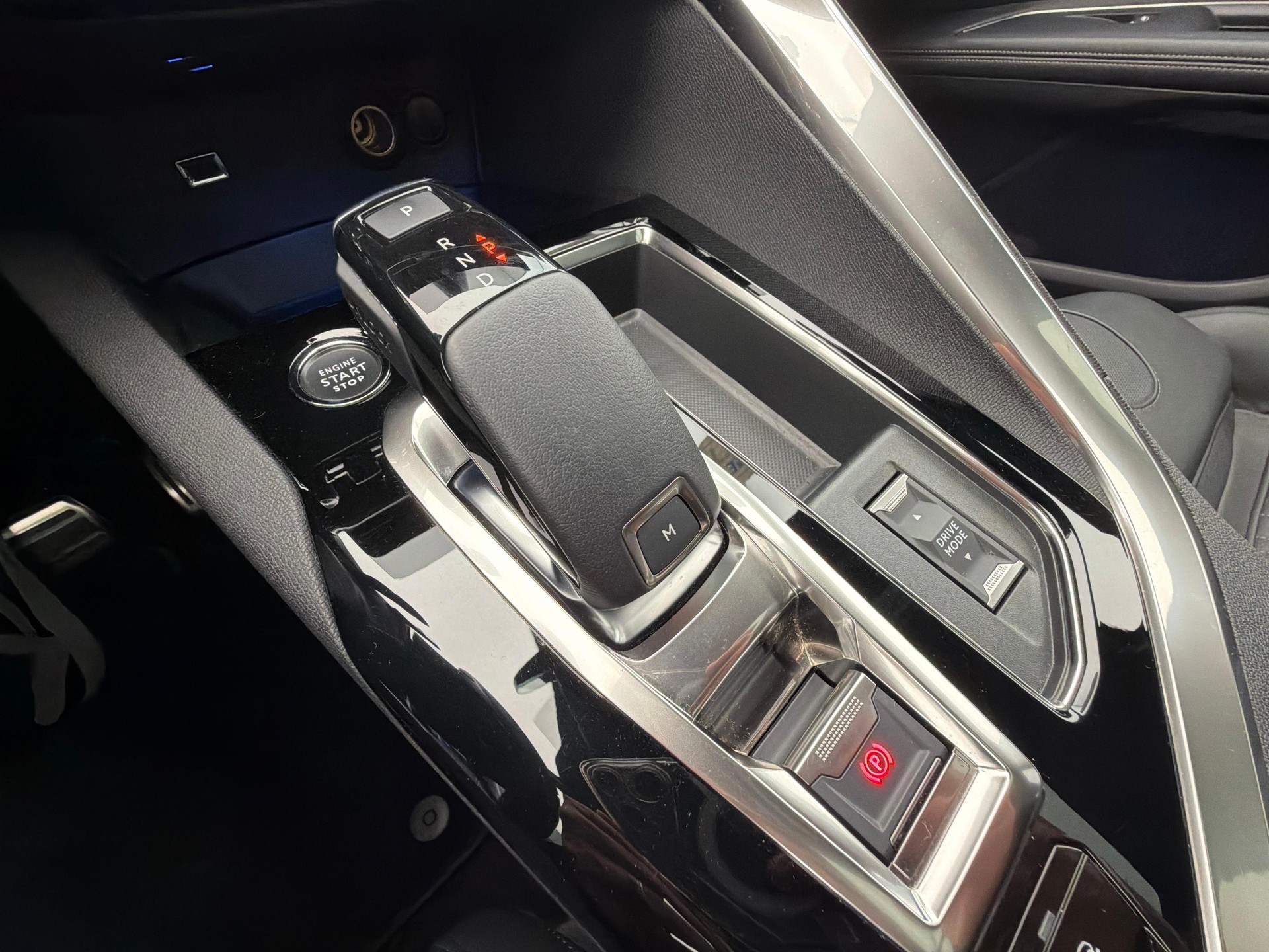 PEUGEOT 5008 1.6 PureTech GT Pack-image-19