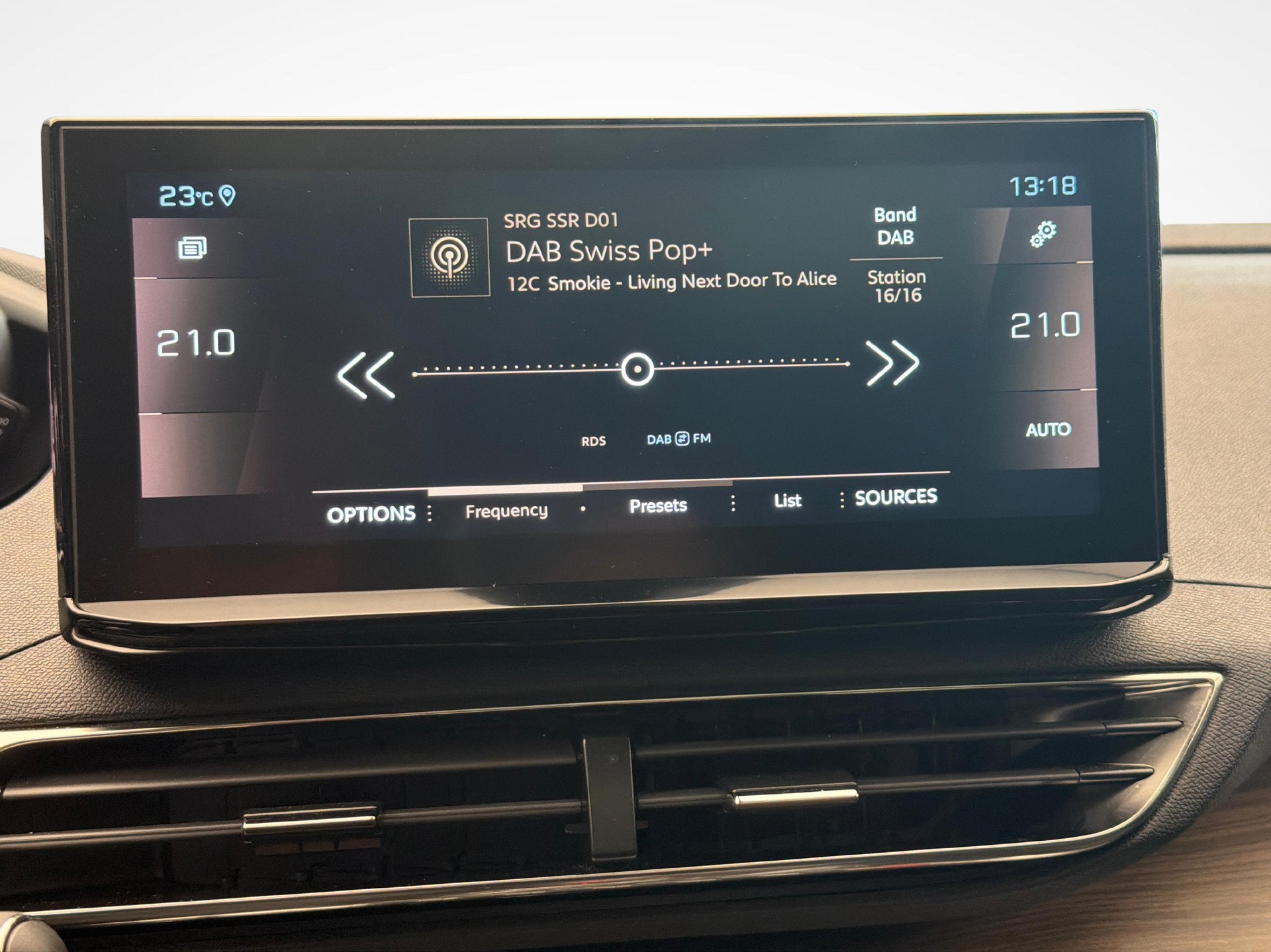 PEUGEOT 5008 1.6 PureTech GT Pack-image-17