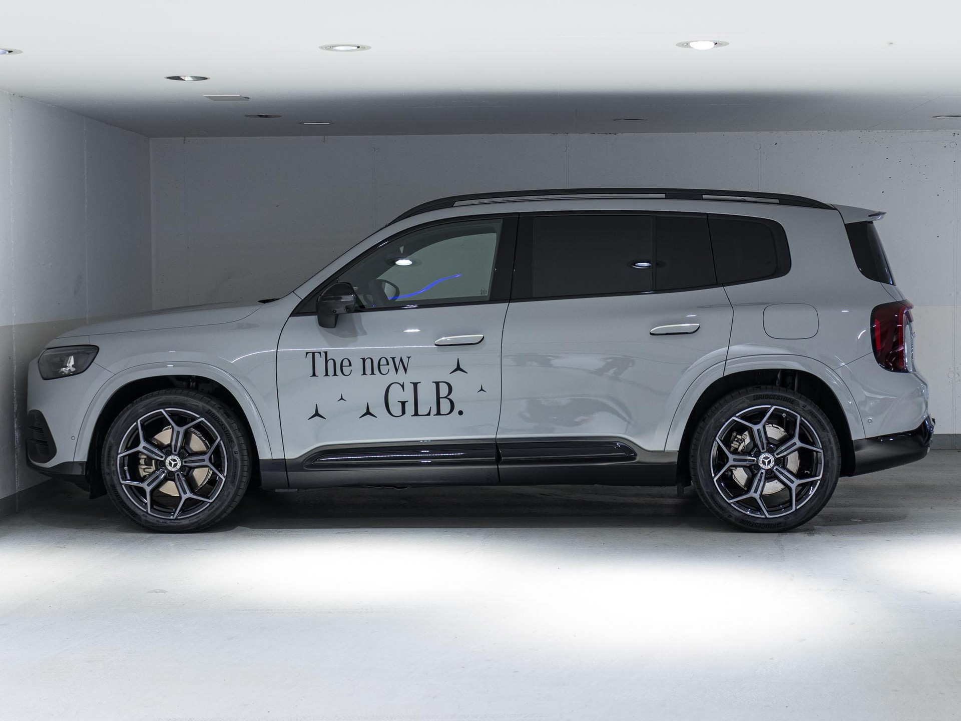 MERCEDES-BENZ GLB 220 4MATIC-image-4