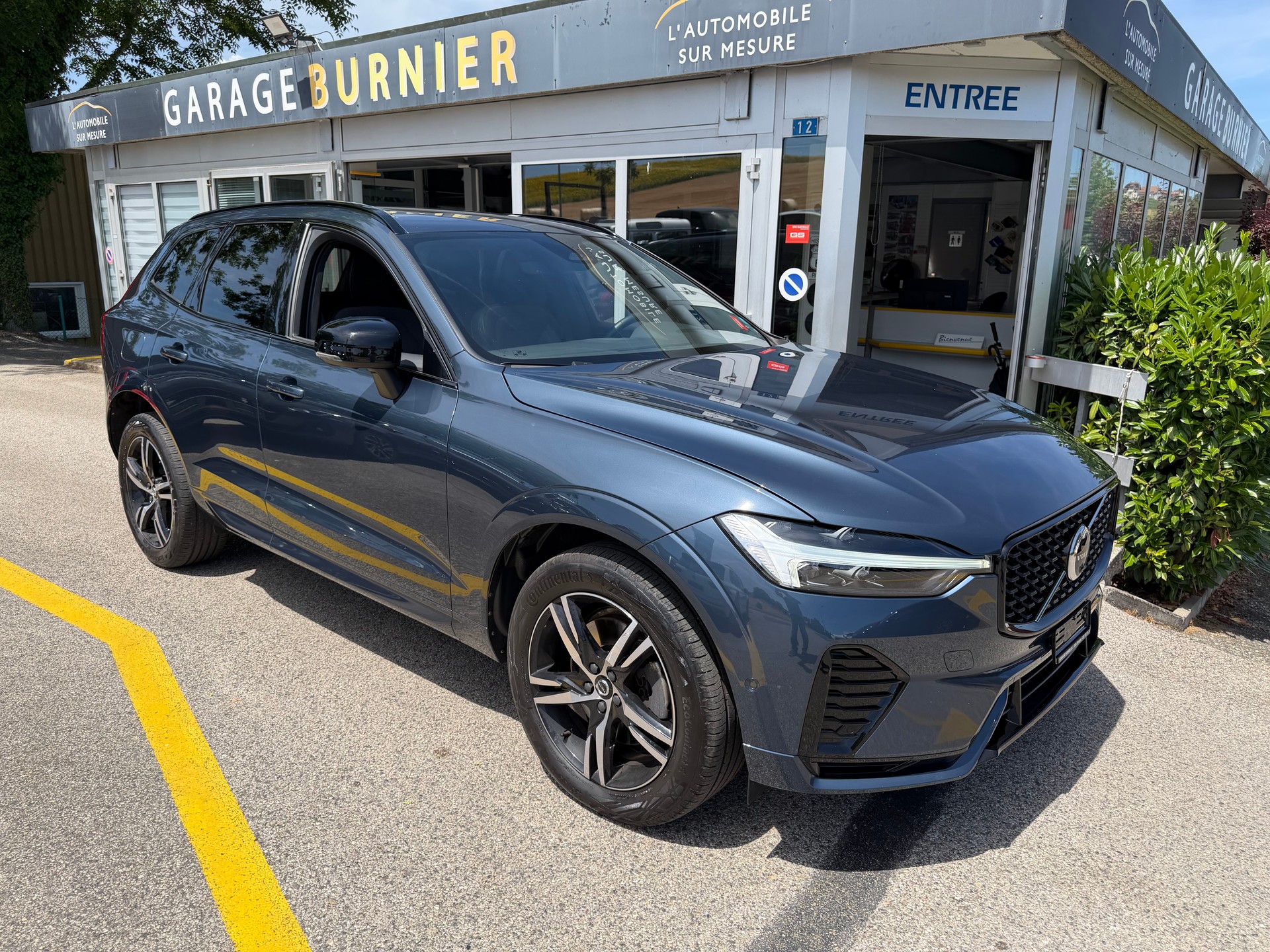 VOLVO XC60 B4 Diesel Mild Hybrid AWD R-Design Geartronic-image-0