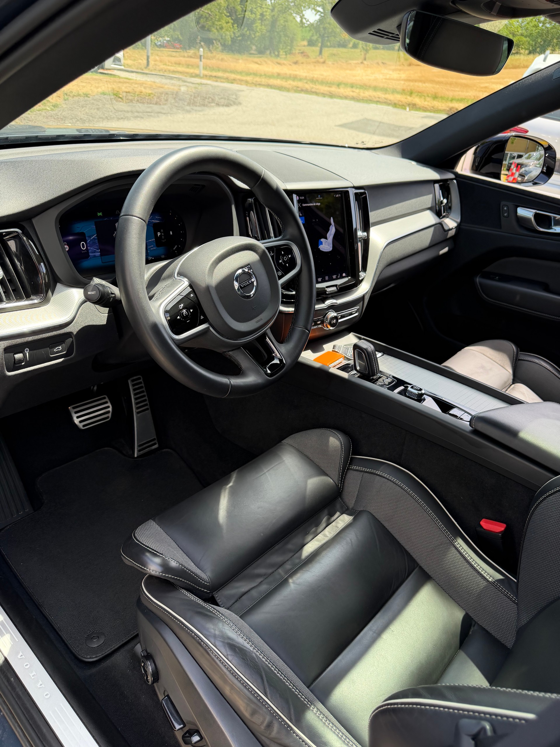 VOLVO XC60 B4 Diesel Mild Hybrid AWD R-Design Geartronic-image-3