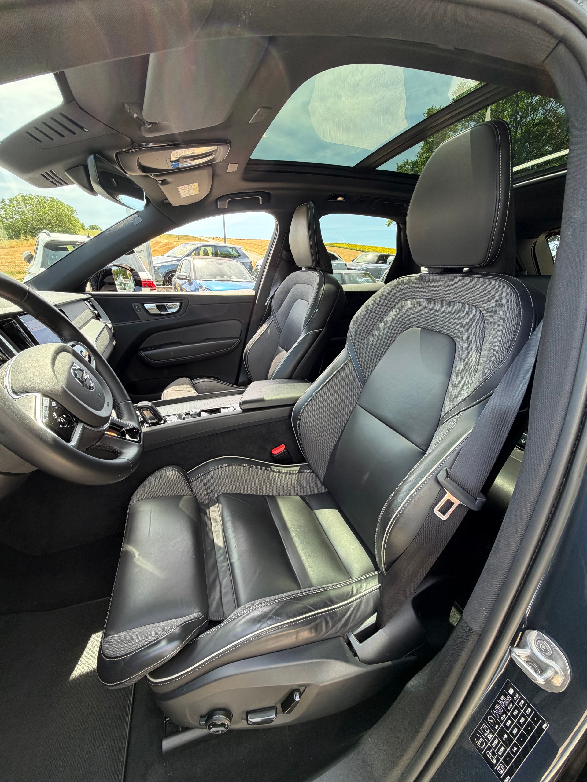 VOLVO XC60 B4 Diesel Mild Hybrid AWD R-Design Geartronic-image-4