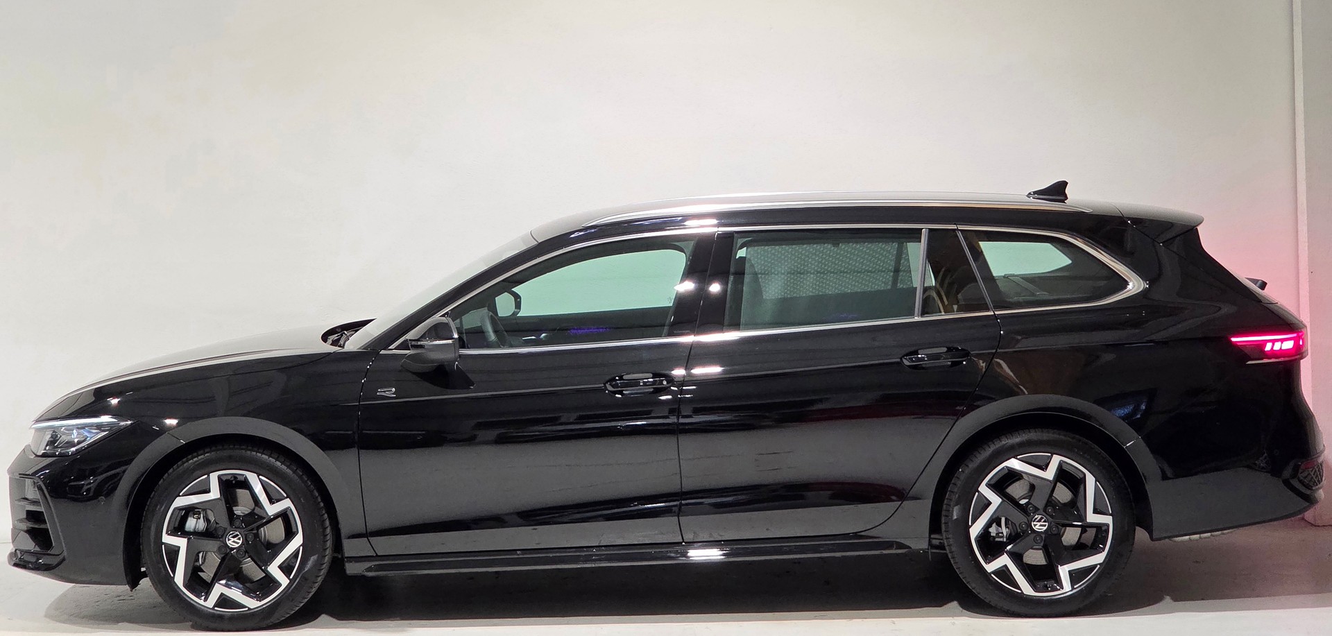 VW Passat Variant 2.0 TSI evo4 R-Line 4 Motion DSG, Werksgarantie bis 07.2030-image-1