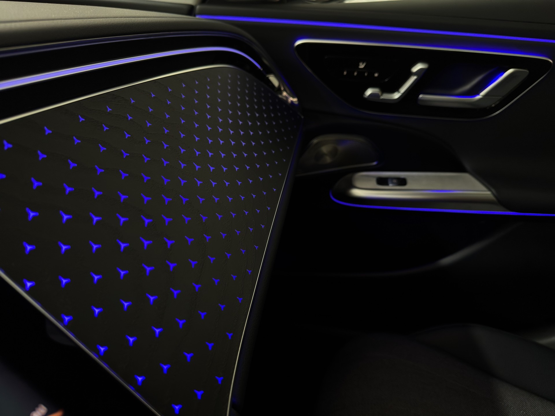 MERCEDES-BENZ E 220 d 9G-Tronic AVANTGARDE Advanced Plus "Pano-DIGITAL LIGHT-360°Kamera"-image-24