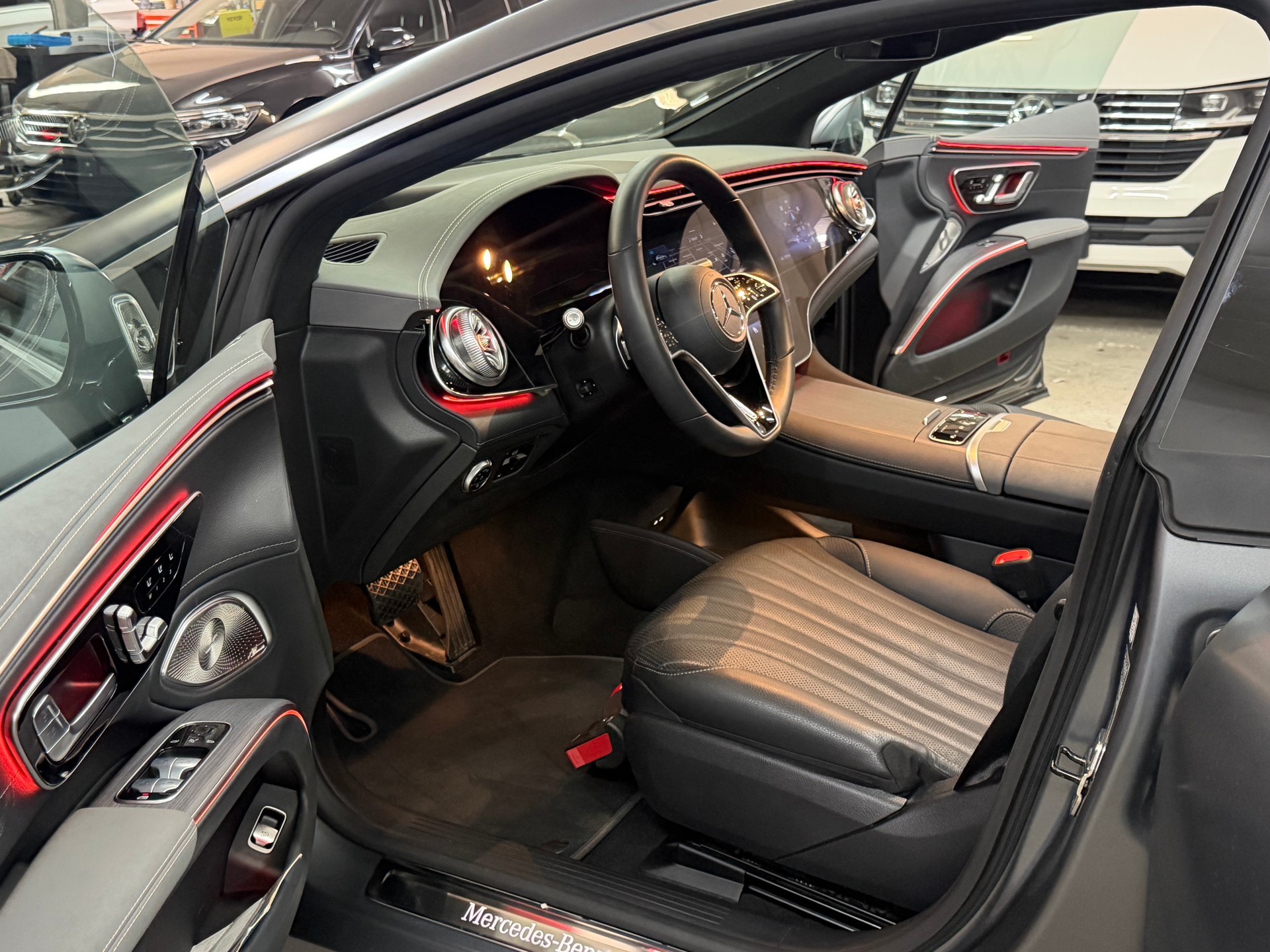 MERCEDES-BENZ EQS 580 4Matic Electric Art Line-image-12