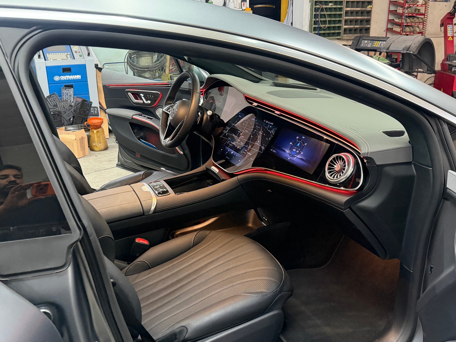 MERCEDES-BENZ EQS 580 4Matic Electric Art Line-image-7