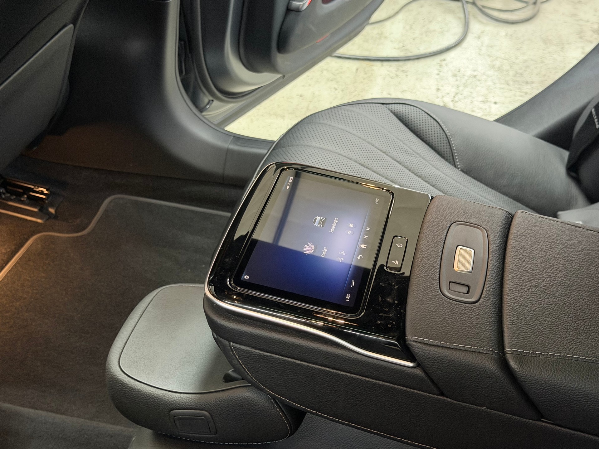 MERCEDES-BENZ EQS 580 4Matic Electric Art Line-image-14